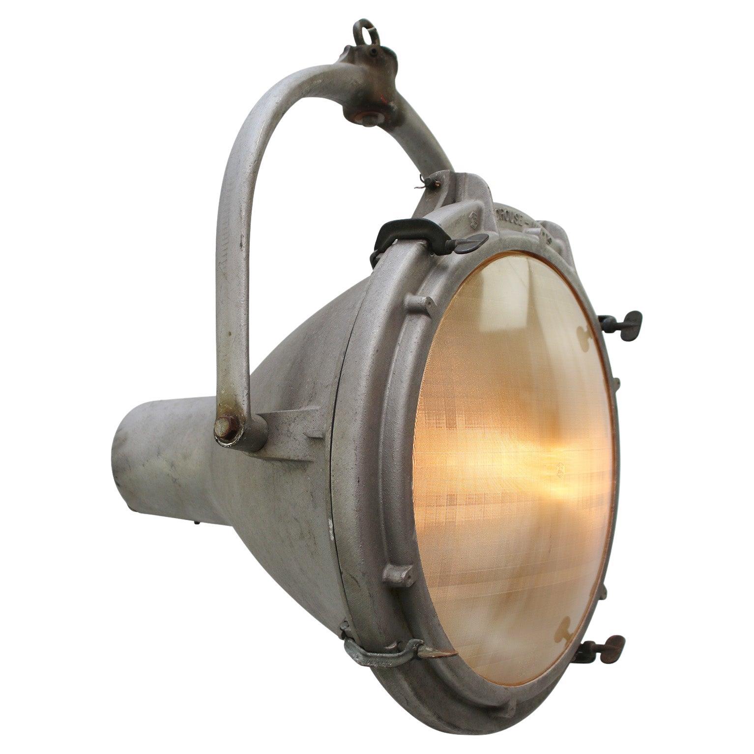 Lampes à suspension industrielles vintage en métal gris en verre dépoli de Crouse-Hinds  en vente