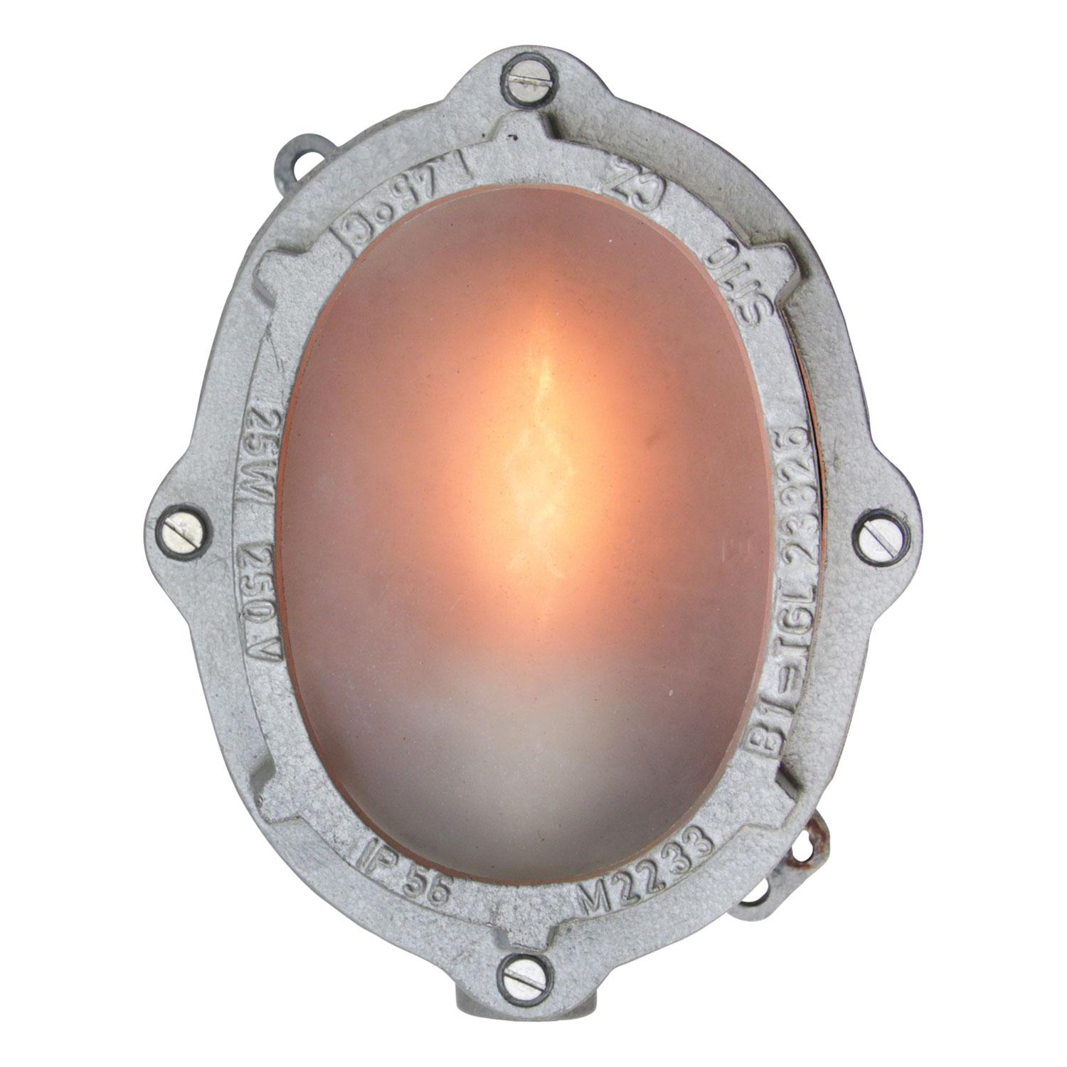 Graue Metall Vintage Industrial Milchglas Wandlampen Scones (Industriell) im Angebot