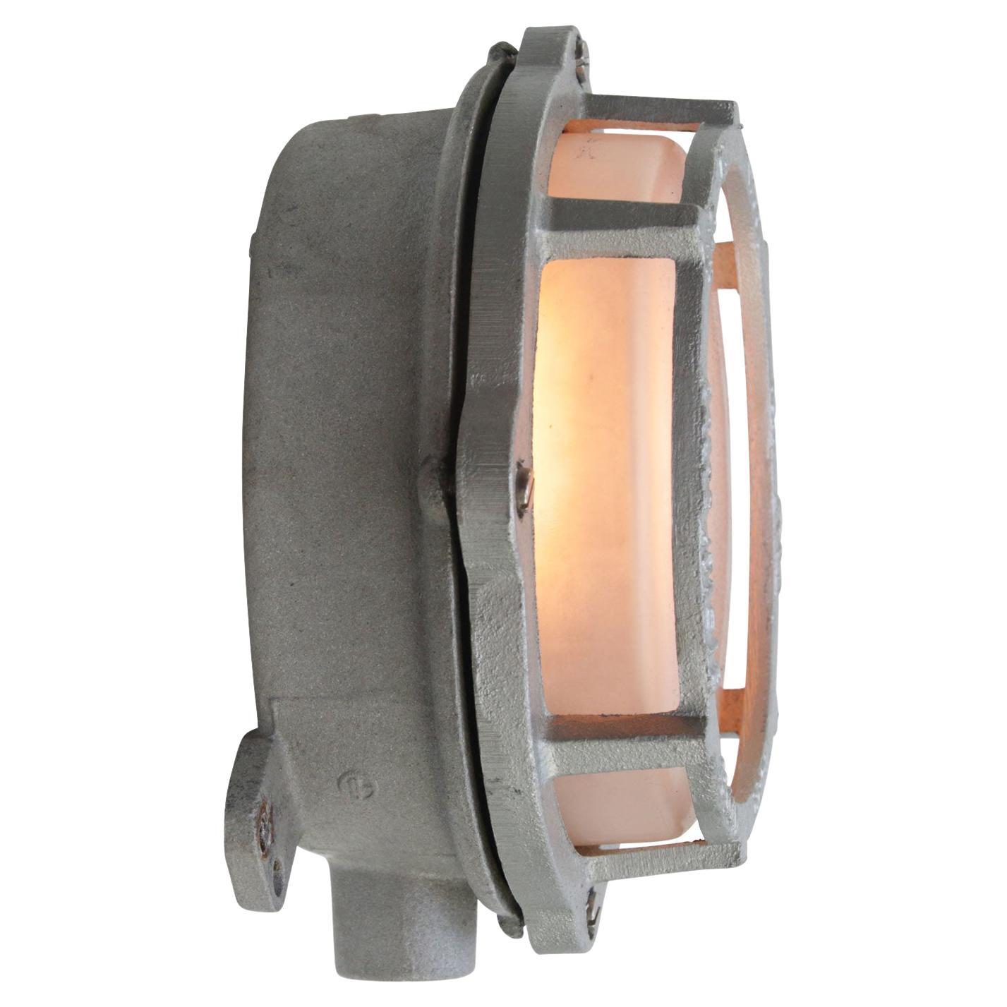 Graue Metall Vintage Industrial Milchglas Wandlampen Scones im Angebot