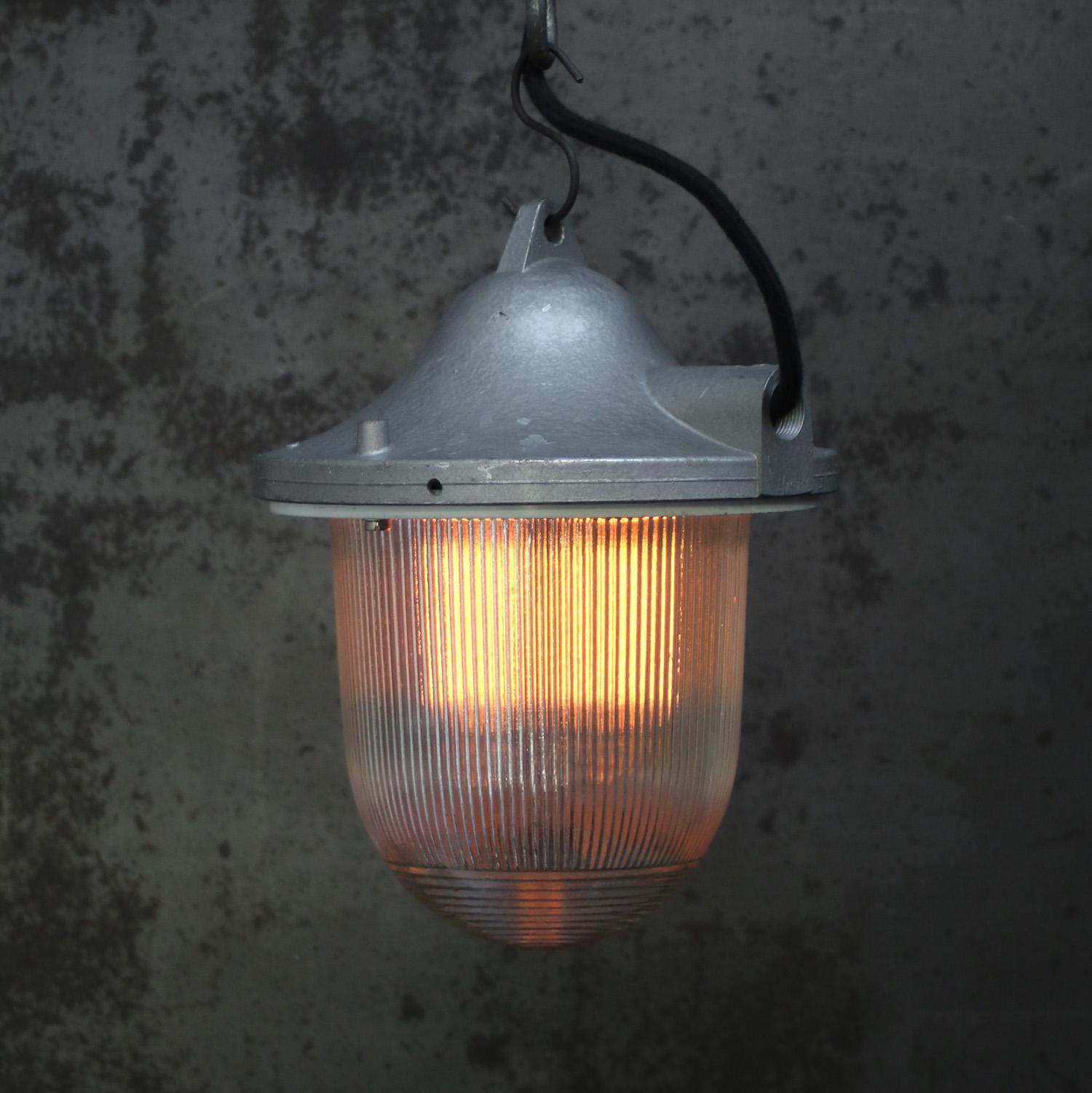 Lampada a sospensione industriale
vetro trasparente a righe
piano in alluminio fuso grigio

Peso: 2,90 kg / 6,4 lb

Prezzo per singolo articolo. Tutte le lampade sono state rese idonee dagli standard internazionali per le lampadine a incandescenza,