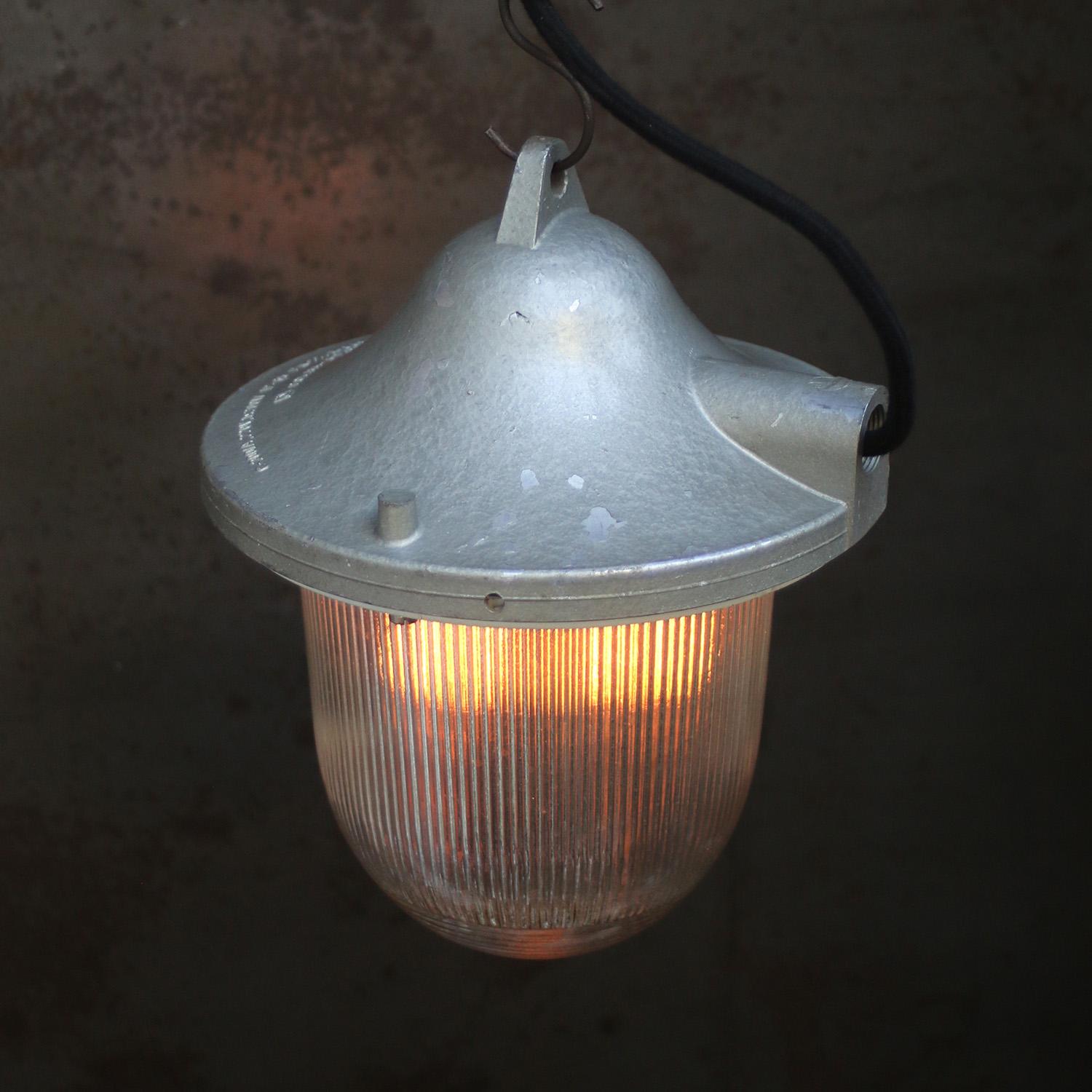 Industriale Lampade a sospensione in metallo grigio, vintage, industriale, in vetro Holophane in vendita