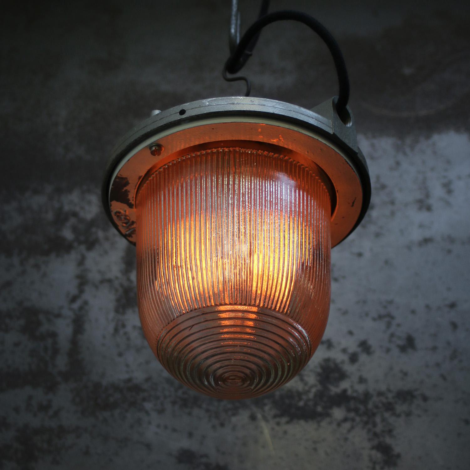 Polacco Lampade a sospensione in metallo grigio, vintage, industriale, in vetro Holophane in vendita