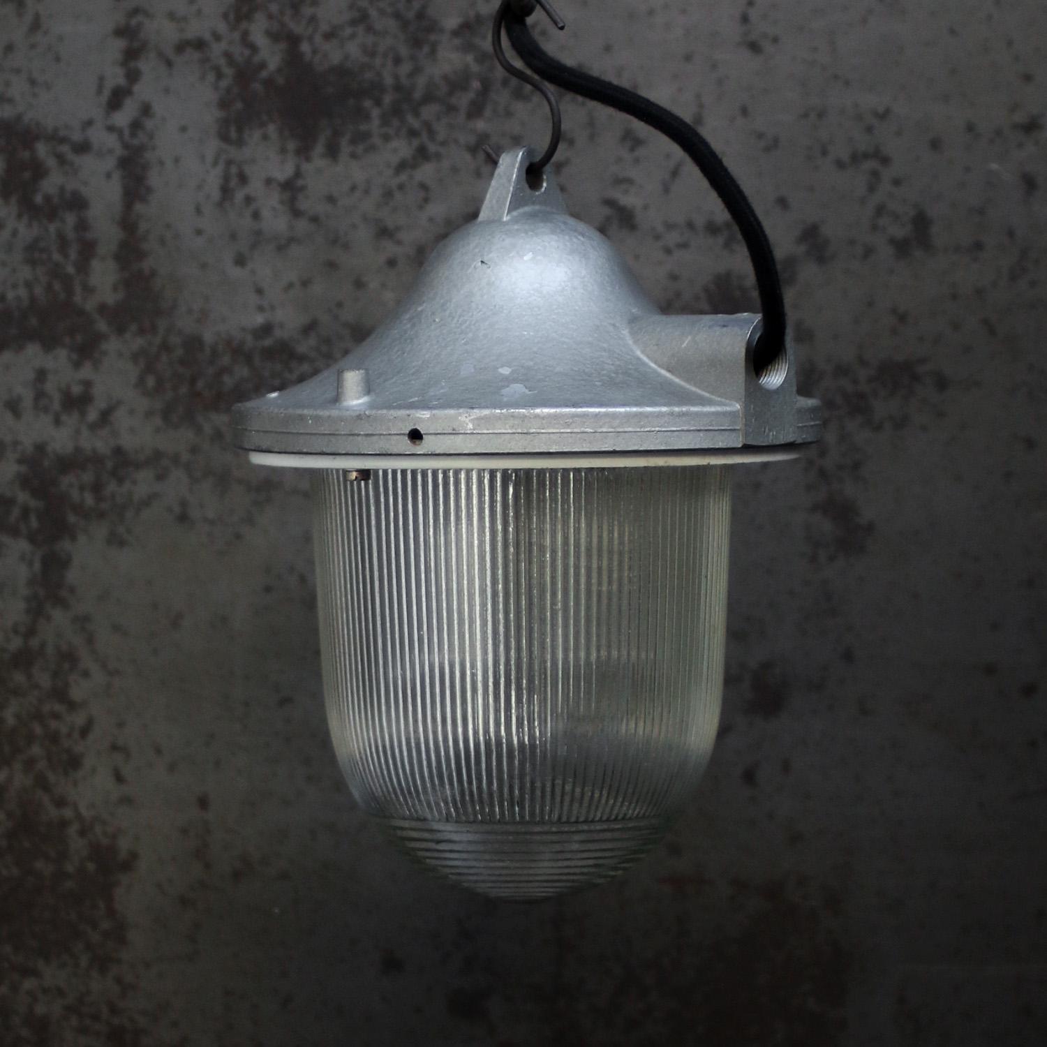 Lampade a sospensione in metallo grigio, vintage, industriale, in vetro Holophane In condizioni buone in vendita a Amsterdam, NL
