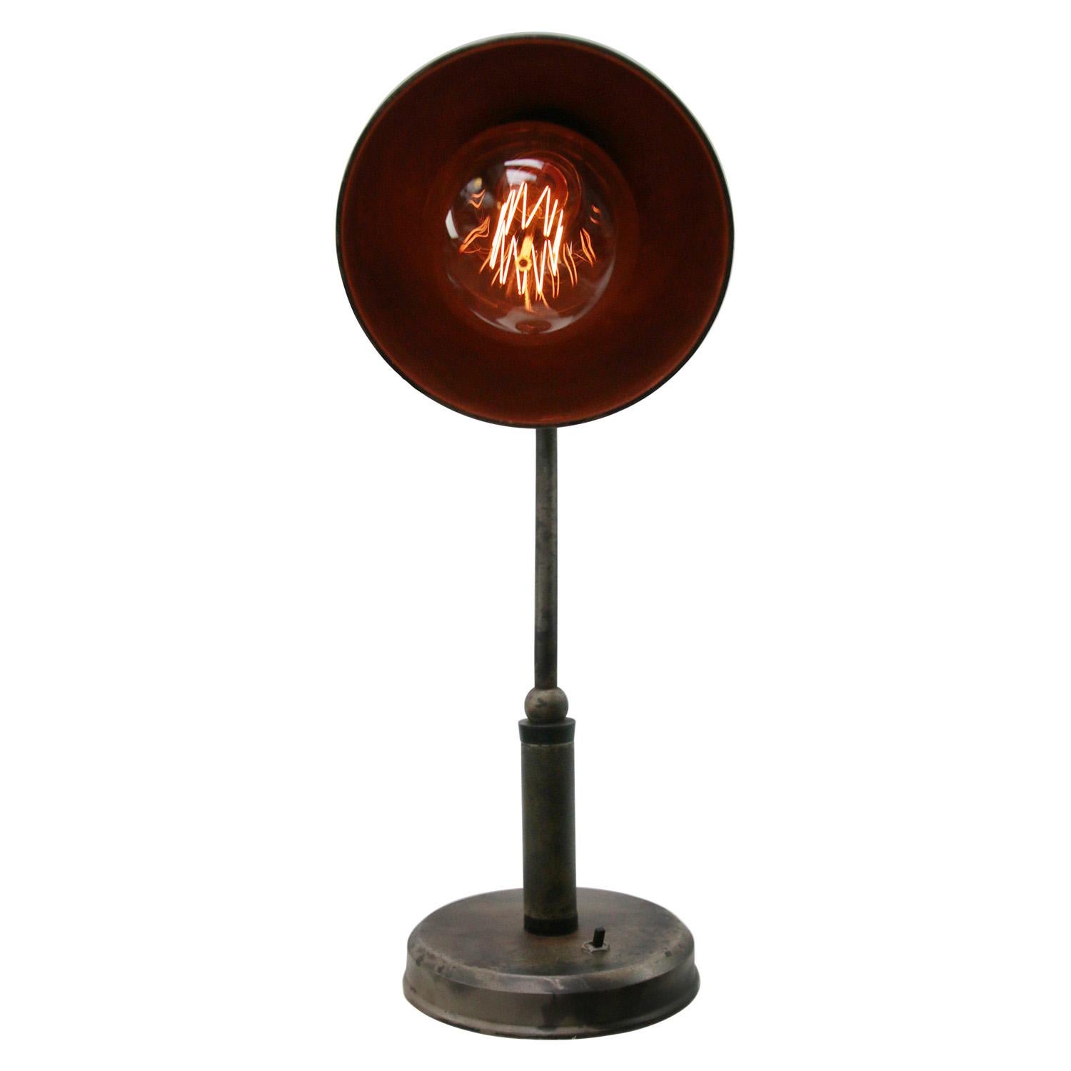 Grey metal desk light
2,5 meter black cotton flex, plug and switch

Also available with US/UK plug

Weight: 1.90 kg / 4.2 lb

Priced per individual item. All lamps have been made suitable by international standards for incandescent light