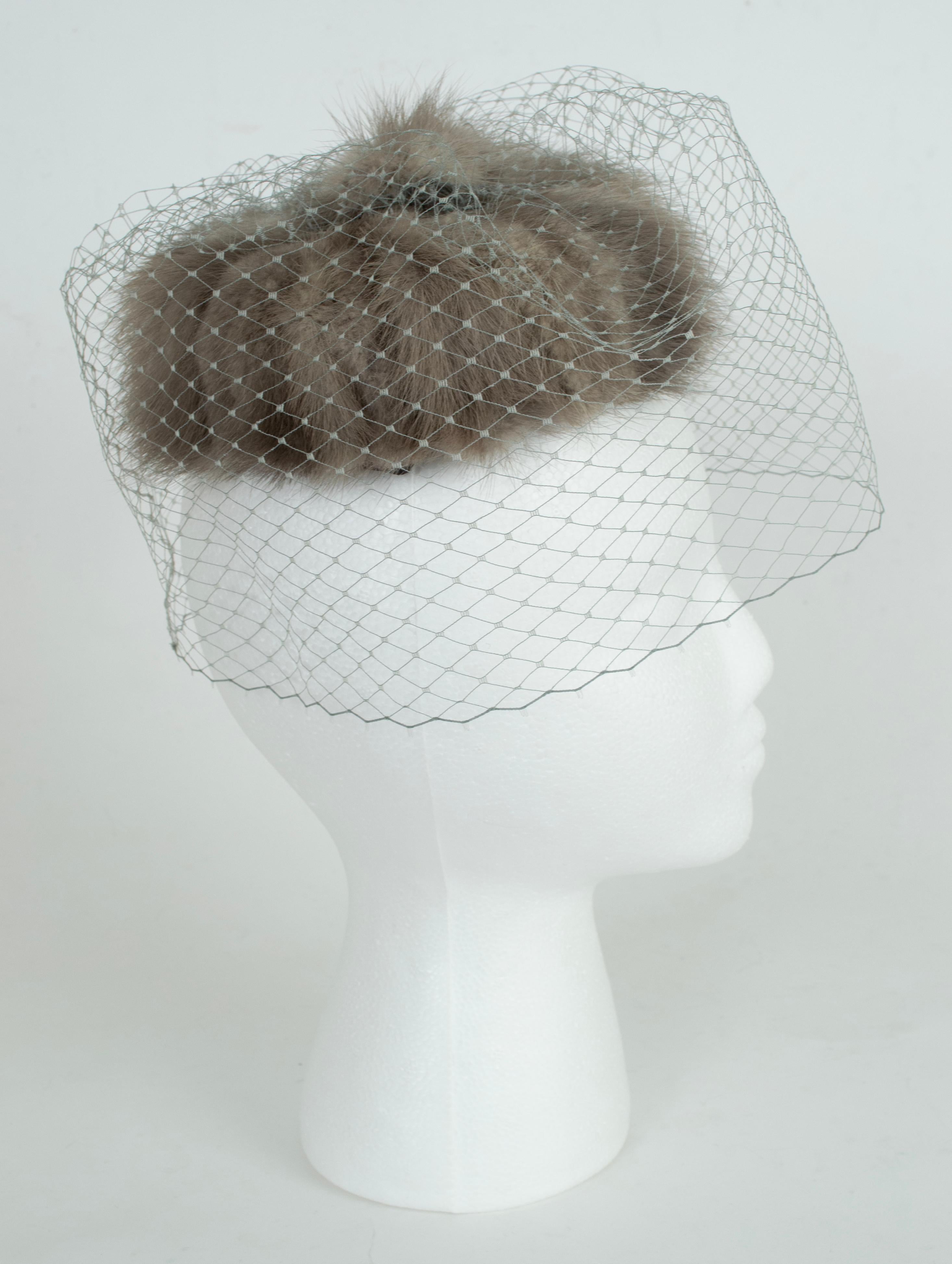 Gray Mink Fur Pillbox Hat with 360 Birdcage Veil and Combs – O/S, 1950s In Excellent Condition For Sale In Tucson, AZ
