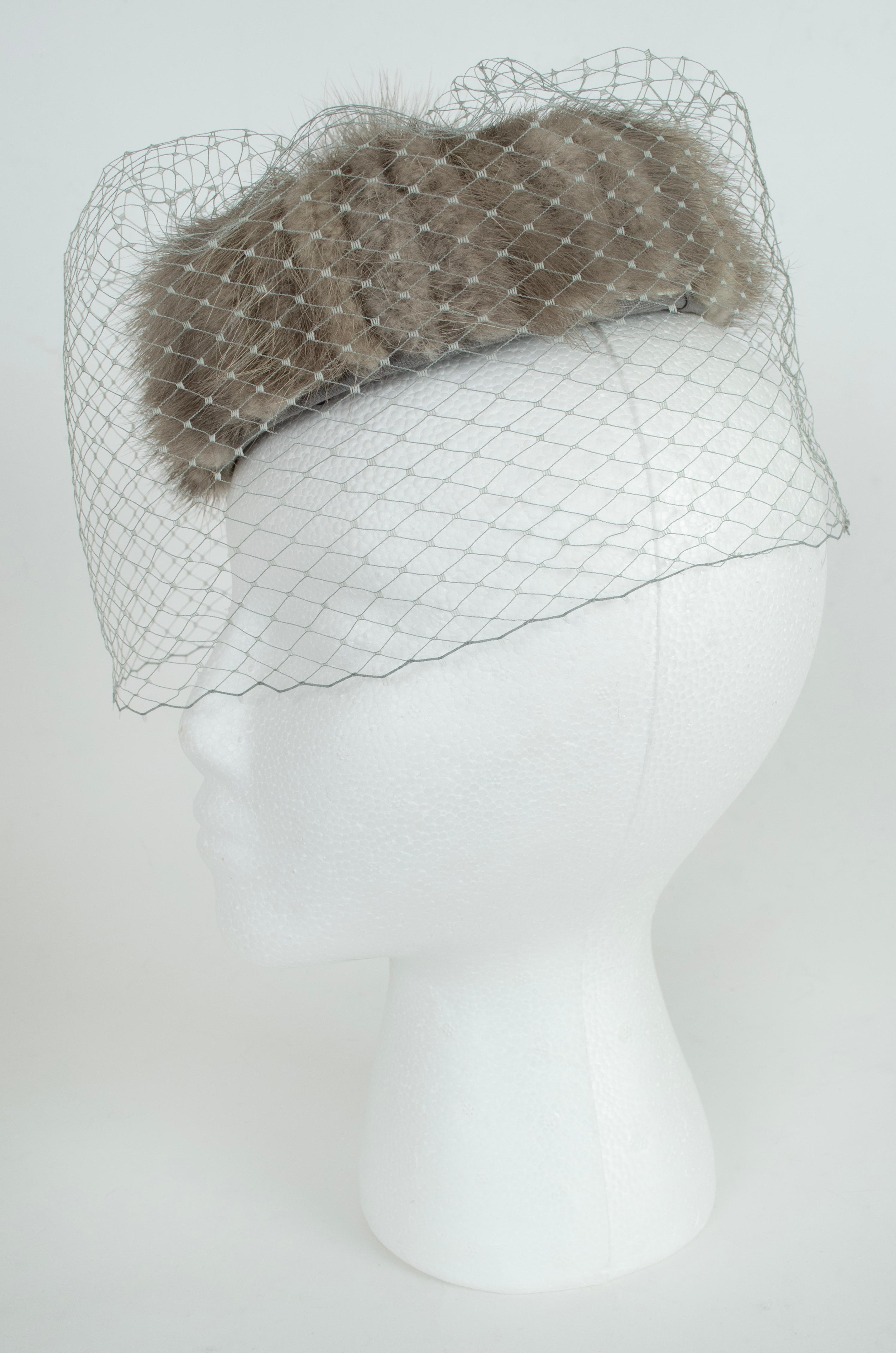 Chapeau pilulier en fourrure de vison grise avec voilette en cage d'oiseau 360 et peignes - O/S, années 1950 en vente 1