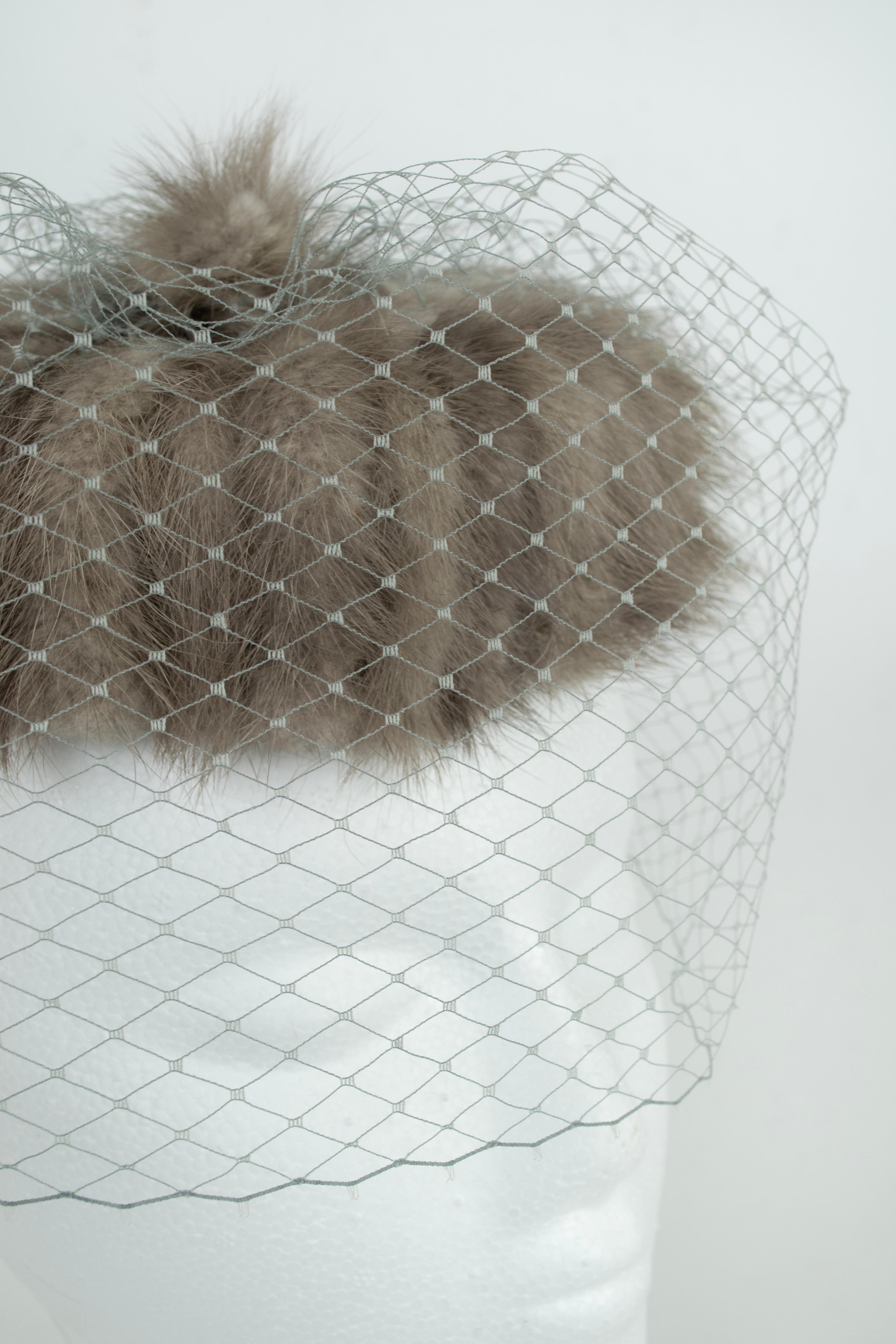 Chapeau pilulier en fourrure de vison grise avec voilette en cage d'oiseau 360 et peignes - O/S, années 1950 en vente 2