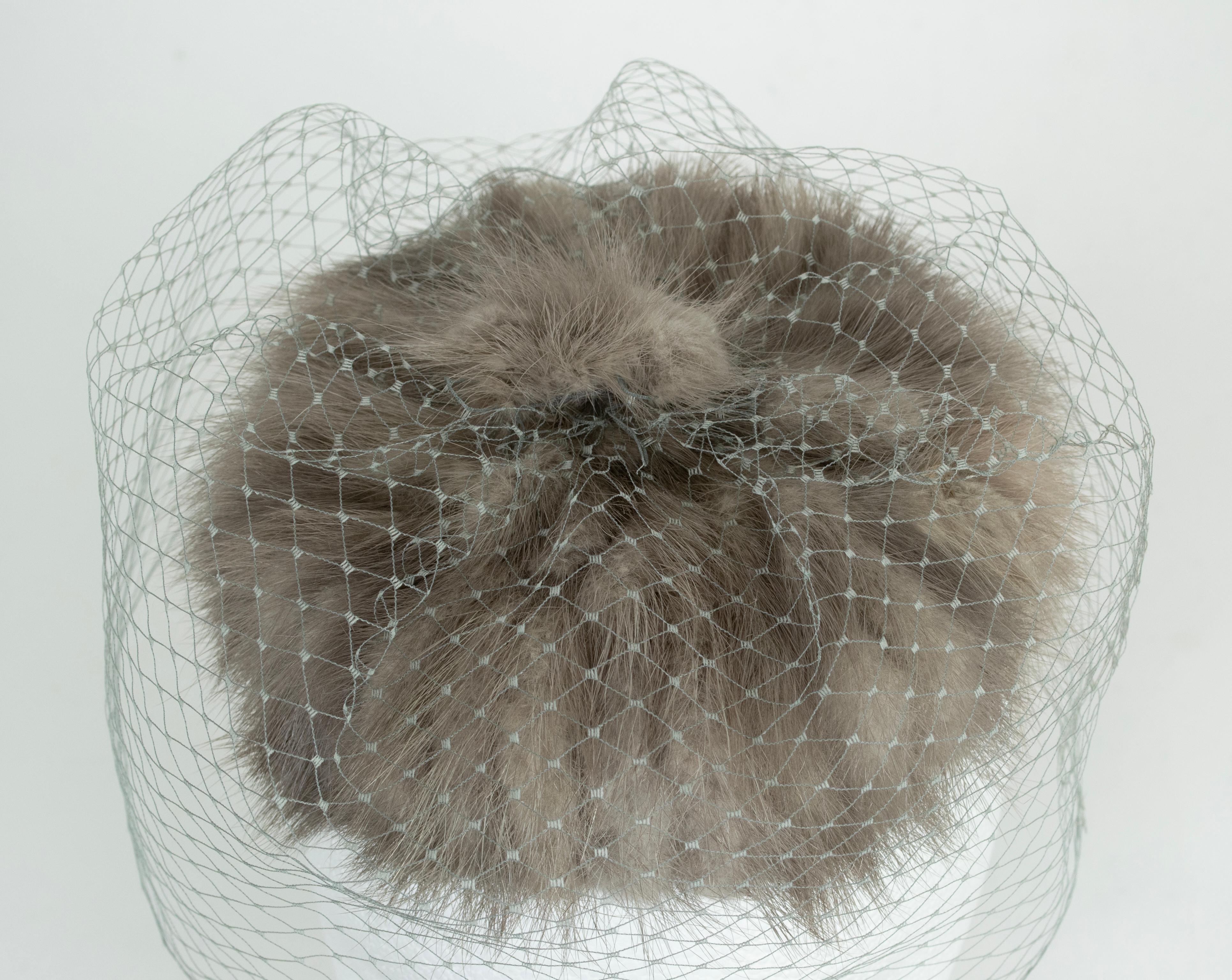 Chapeau pilulier en fourrure de vison grise avec voilette en cage d'oiseau 360 et peignes - O/S, années 1950 en vente 3