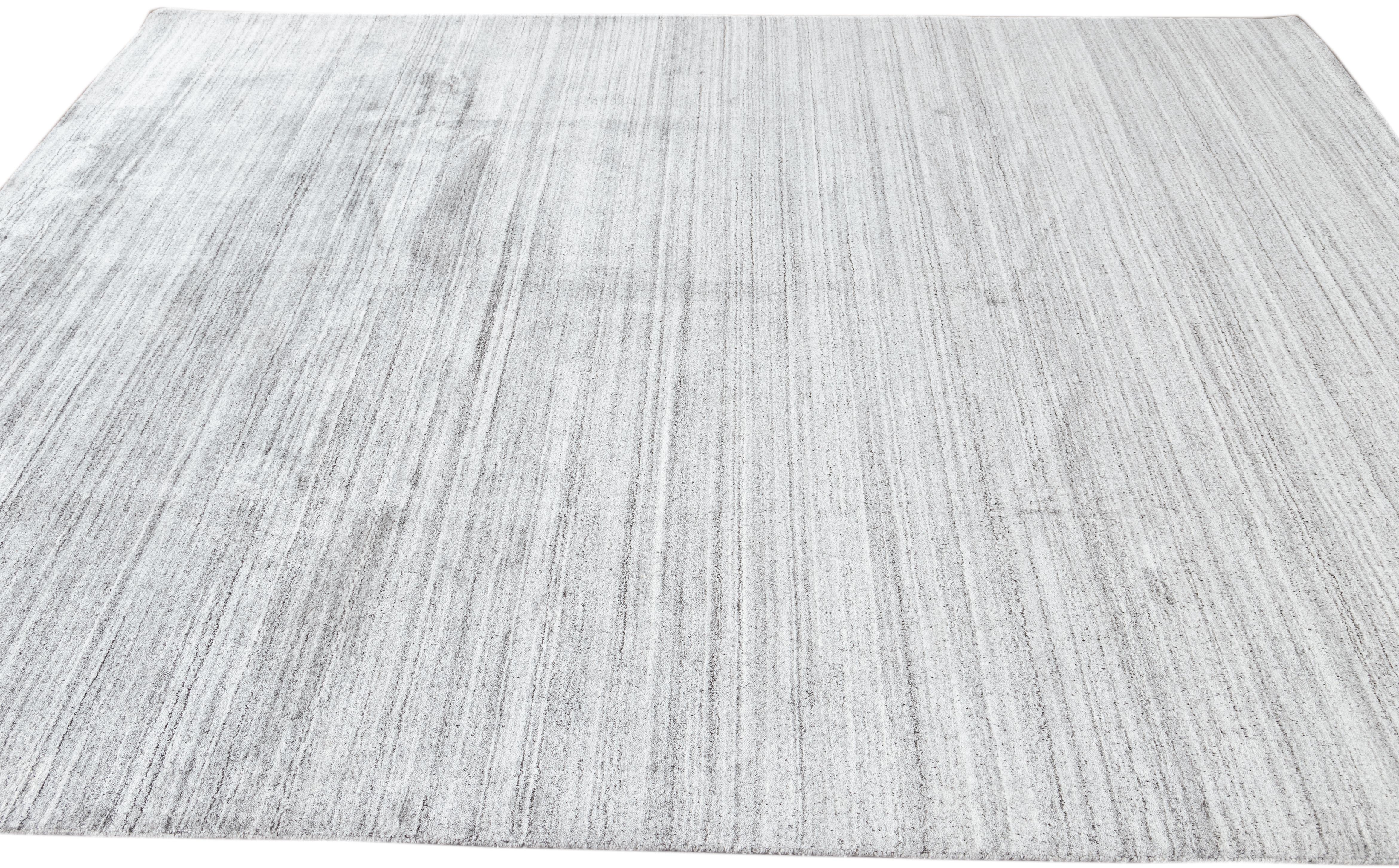 Schöne Apadana's handgefertigte Bambus & Seide indischen Rillen Teppich mit grauen Farben Feld. Dieser Teppich aus der Groove Collection hat ein durchgehendes Streifendesign.

Dieser Teppich misst 8' x 10'.

Kundenspezifische Farben und Größen