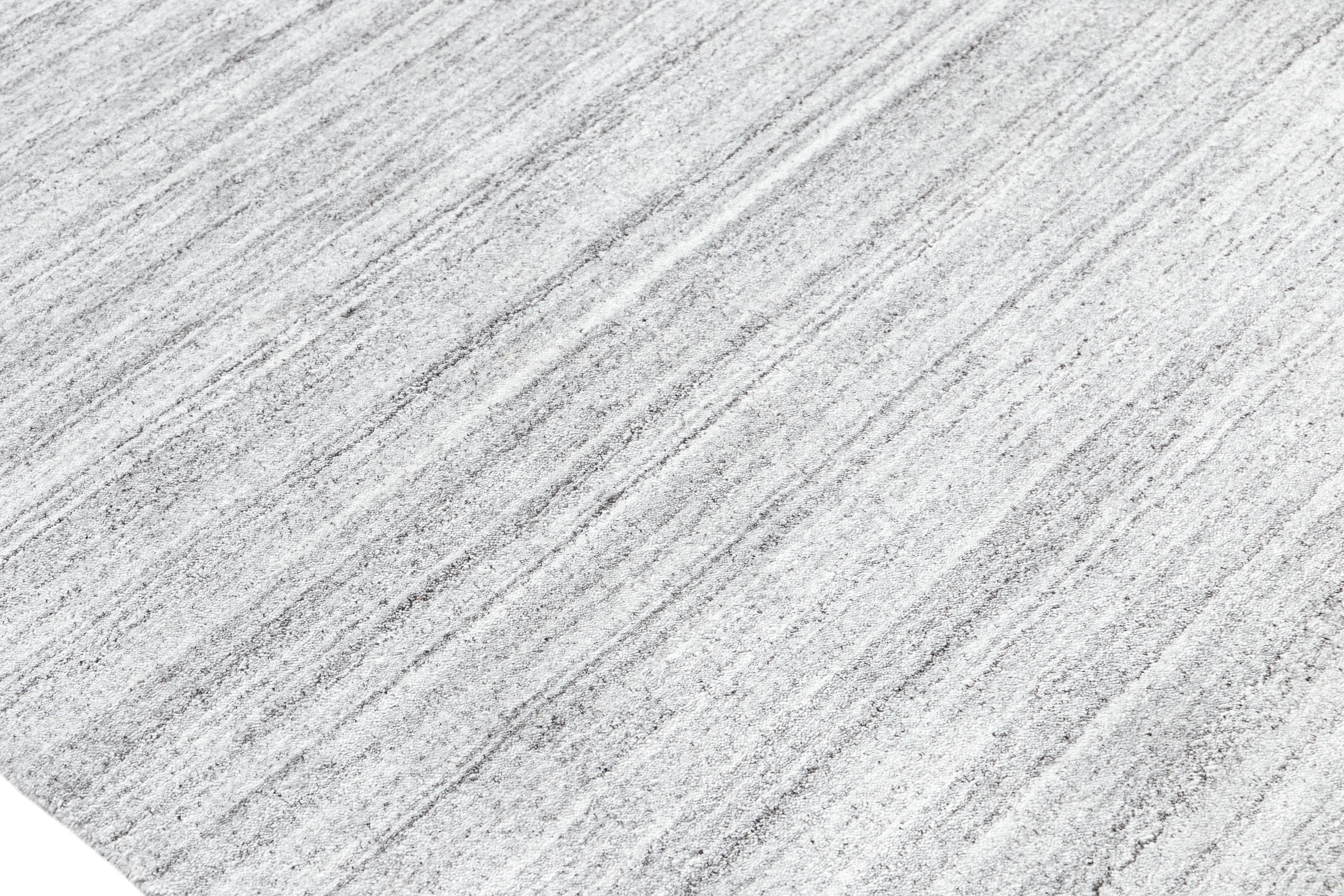 Apadana's Groove Handgefertigter Teppich aus Bambus/Seide in Grau (Moderne) im Angebot