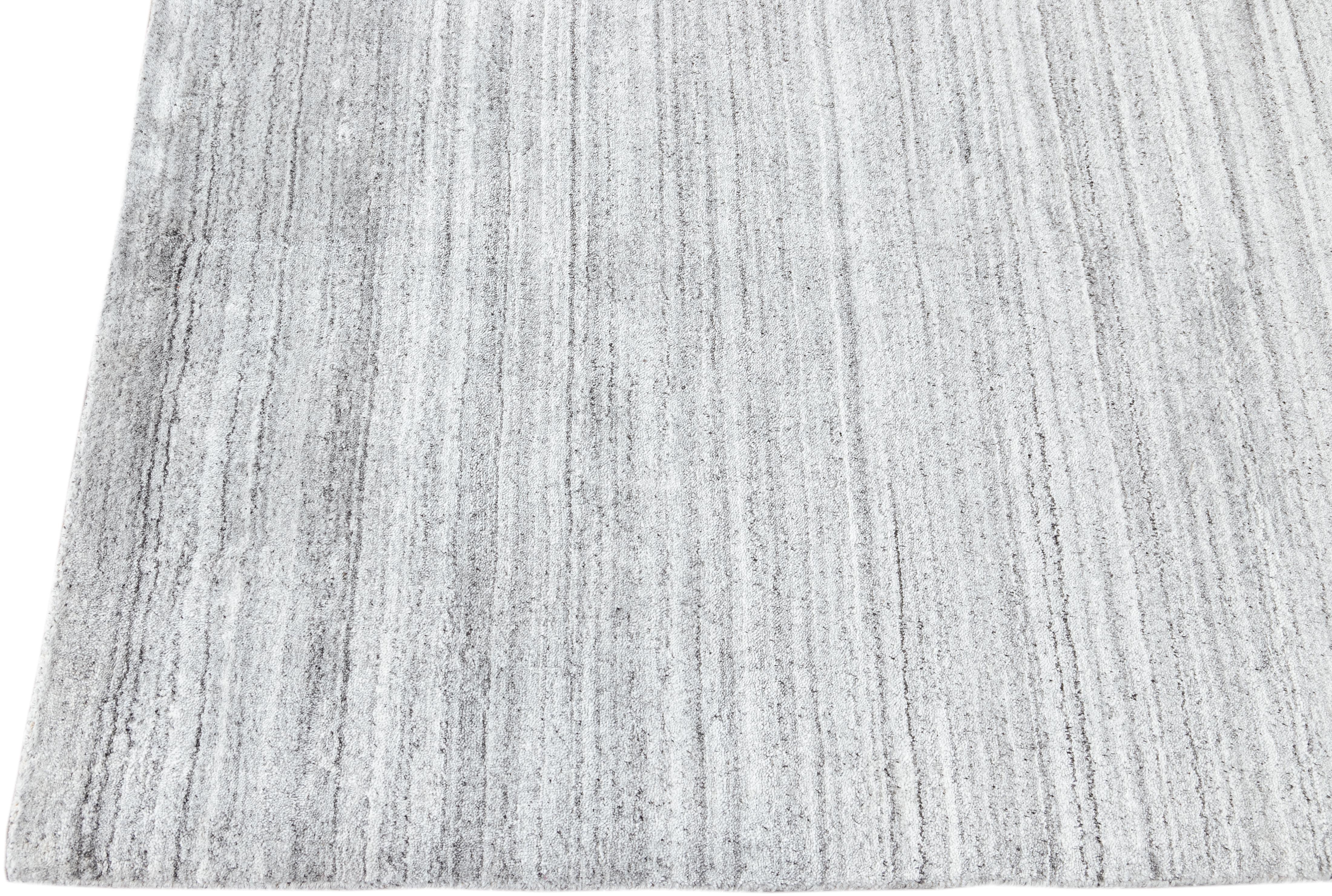 Apadana's Groove Handgefertigter Teppich aus Bambus/Seide in Grau (Indisch) im Angebot