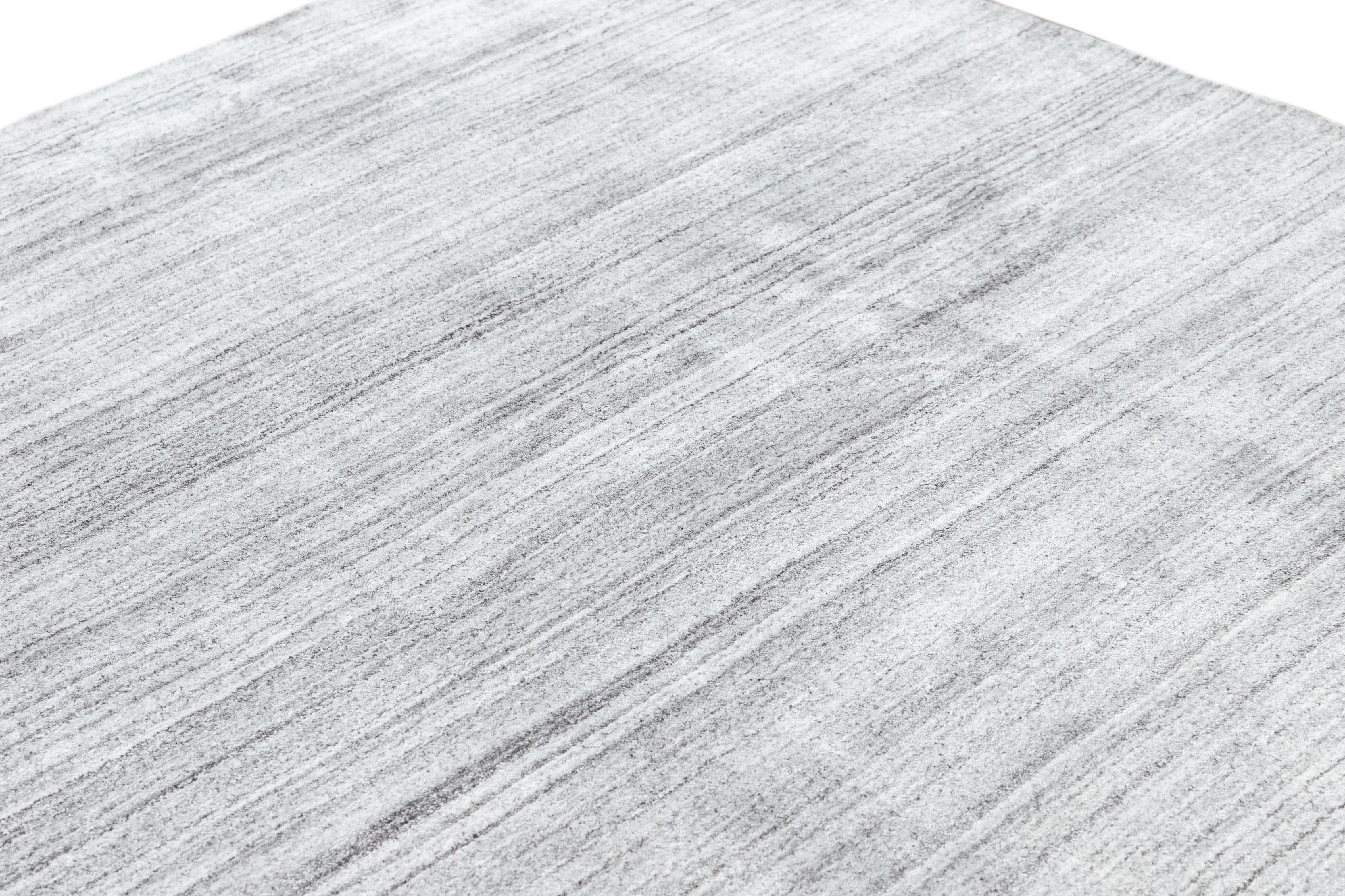 Apadana's Groove Handgefertigter Teppich aus Bambus/Seide in Grau (21. Jahrhundert und zeitgenössisch) im Angebot
