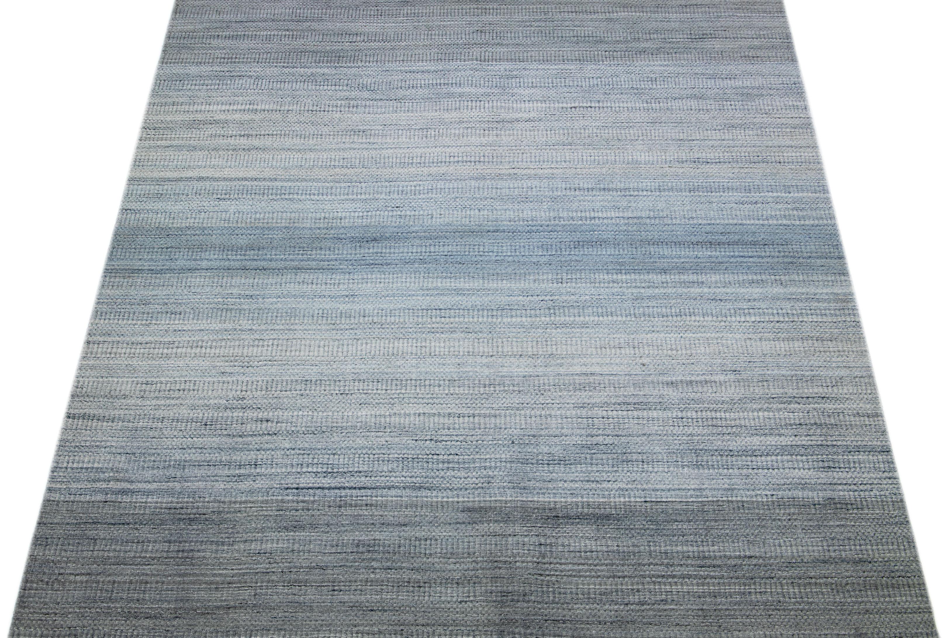 Schöne Apadana's handgefertigte Bambus & Seide indischen Rillen Teppich mit grauen und blauen Farben Feld. Dieser Teppich aus der Groove Collection hat ein durchgehendes Streifendesign.

Dieser Teppich misst 7'8