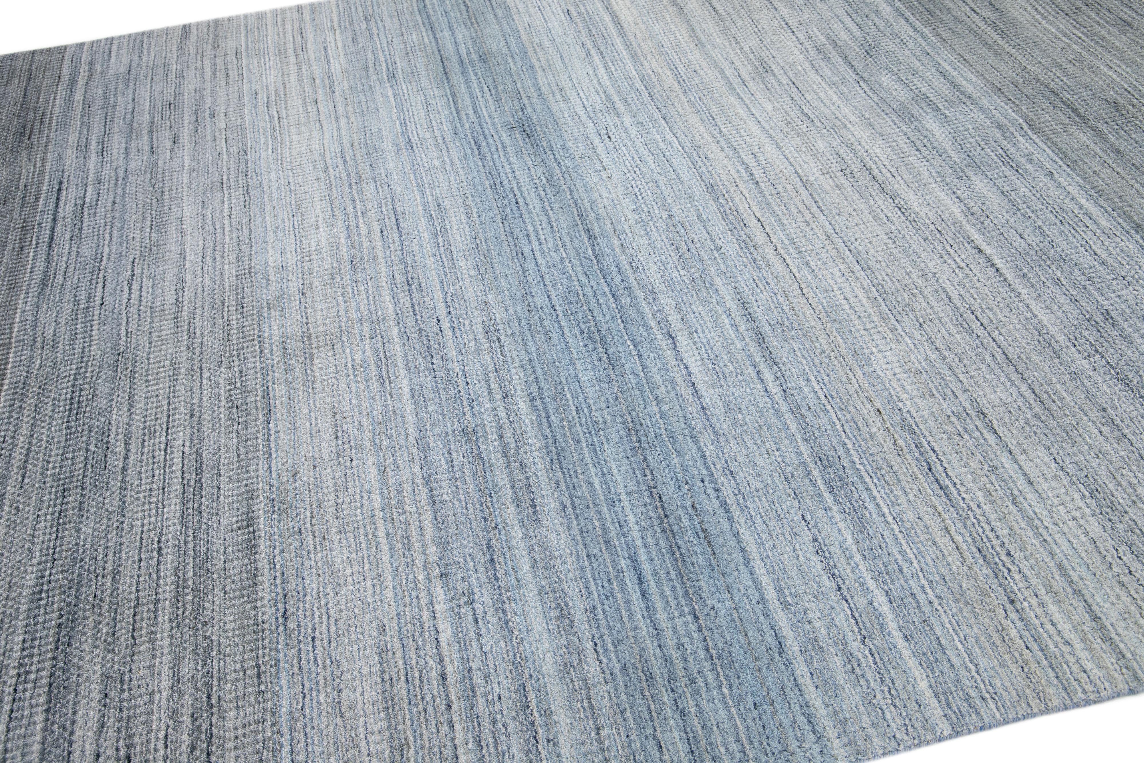 Alfombra de bambú/seda hecha a mano con motivo de rayas Gray Modern Apadana's Groove Moderno en venta
