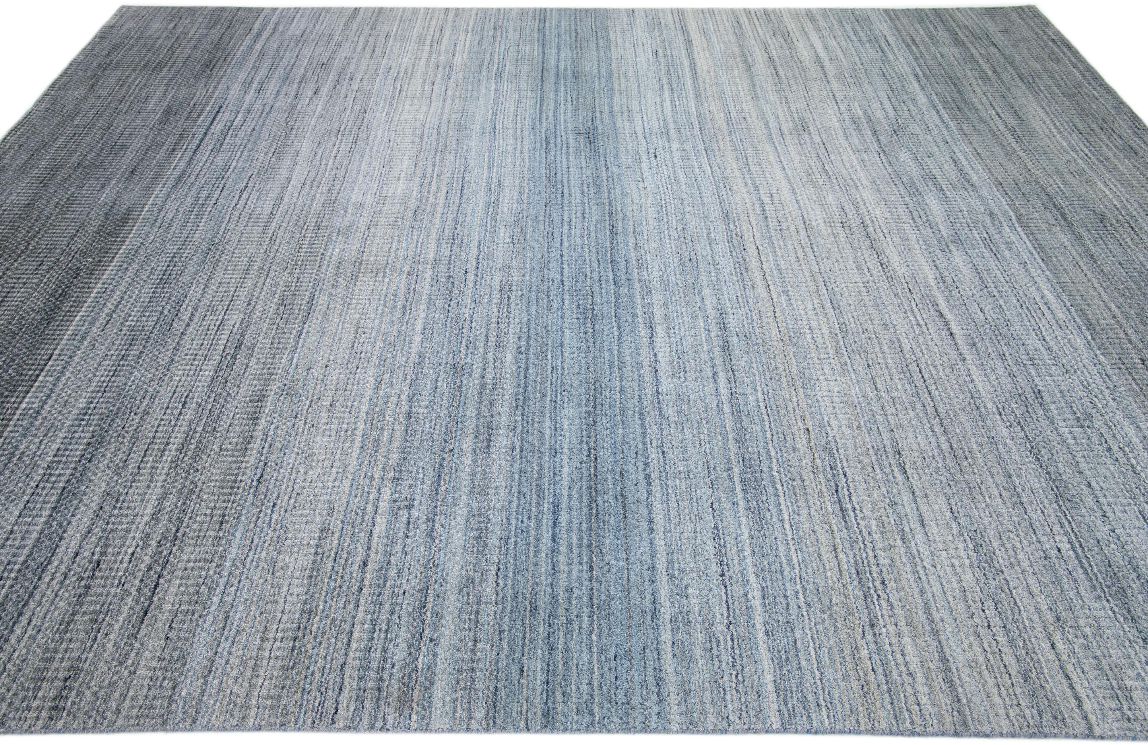 Alfombra de bambú/seda hecha a mano con motivo de rayas Gray Modern Apadana's Groove Indio en venta