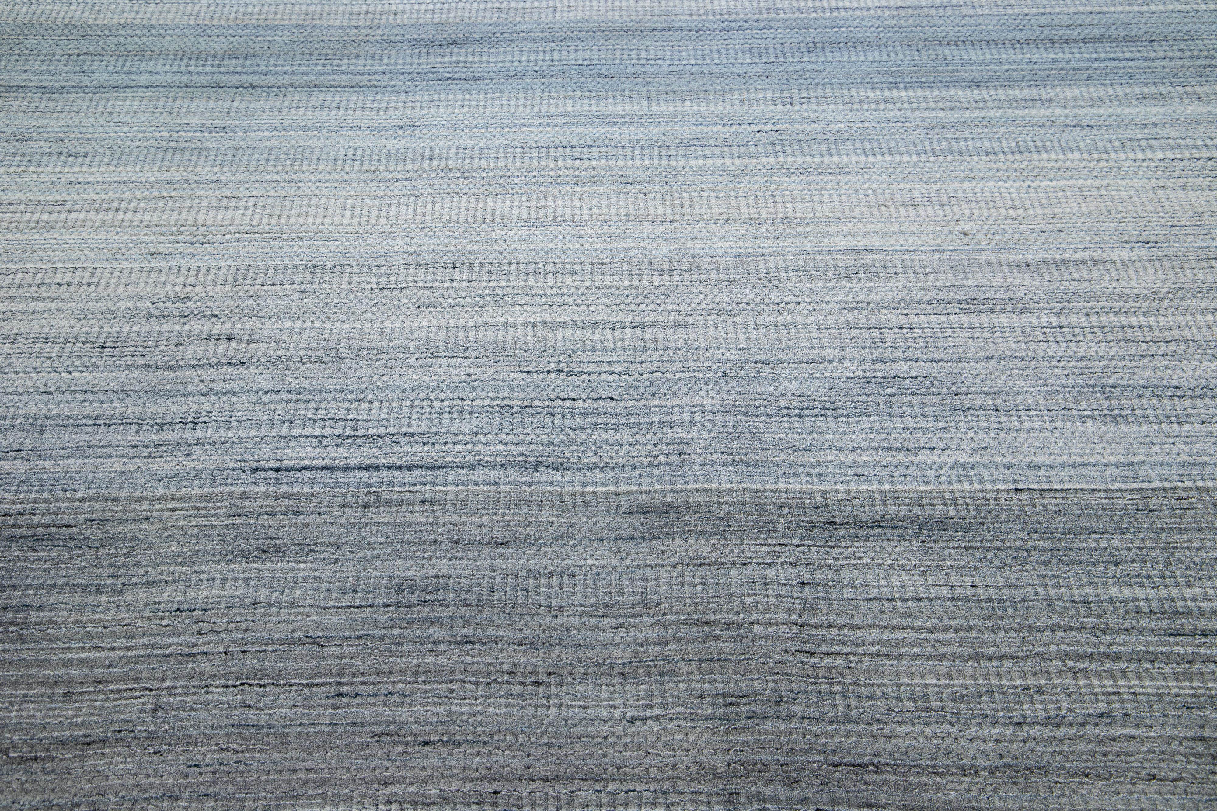 Grauer, moderner Apadana's Groove, handgefertigter Bambus-/Silberteppich mit Streifenmotiv im Zustand „Neu“ im Angebot in Norwalk, CT