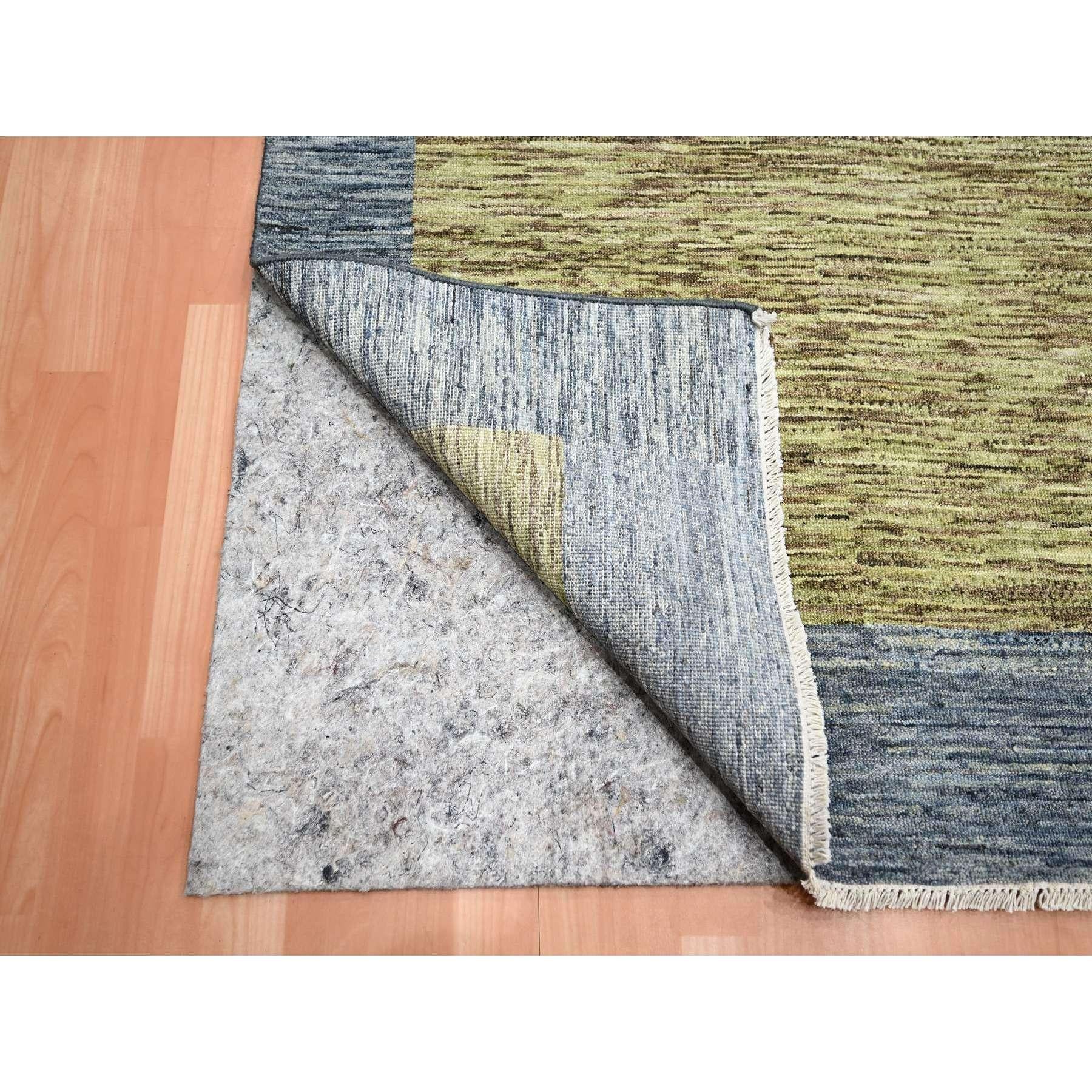 Grauer, moderner, von Bauhaus und der Mitte des Jahrhunderts inspirierter, handgeknüpfter Wollteppich 8'0
