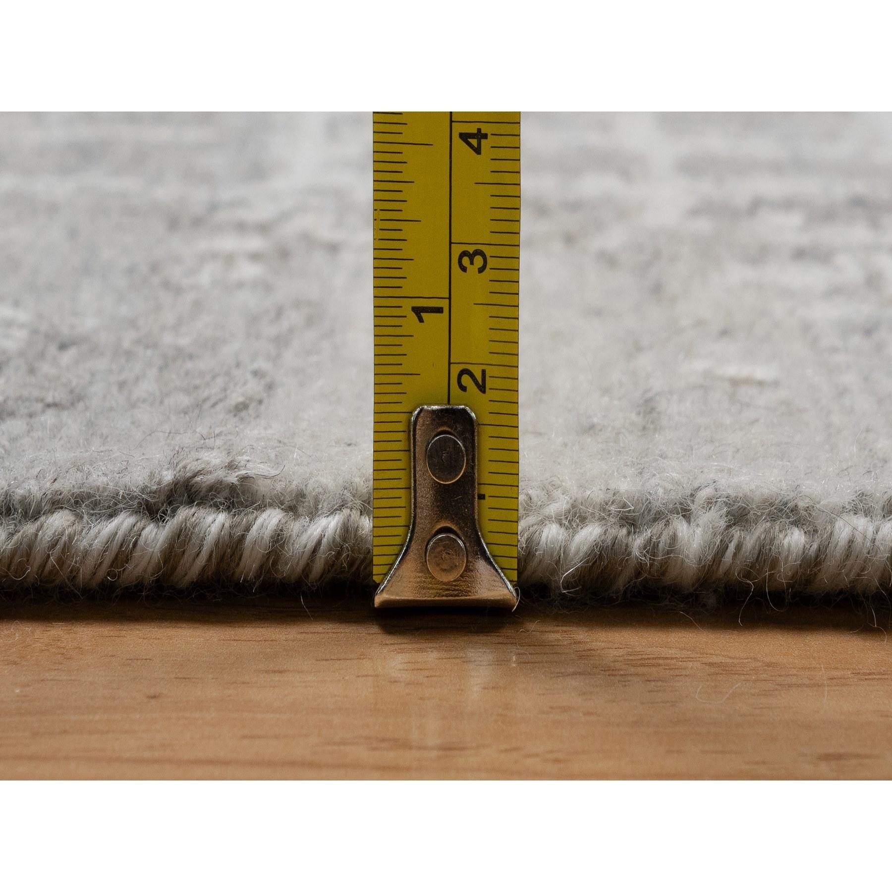 Grau Grauer, moderner, handgeknüpfter Teppich aus Wolle in Grau, Tone auf Tone, 8'2