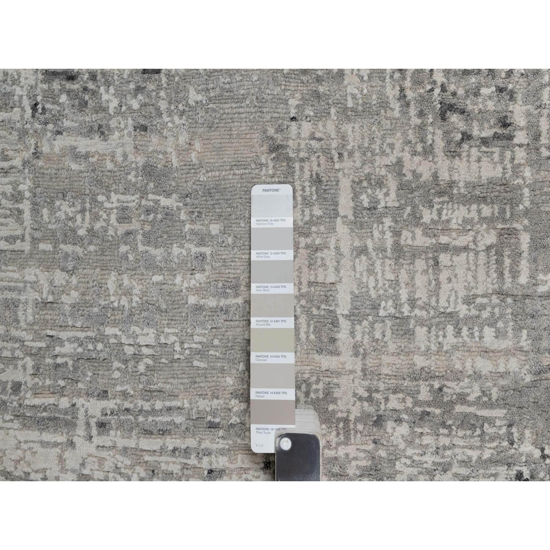 Grau Grauer, moderner, handgeknüpfter Teppich aus Wolle in Grau, Tone auf Tone, 8'2