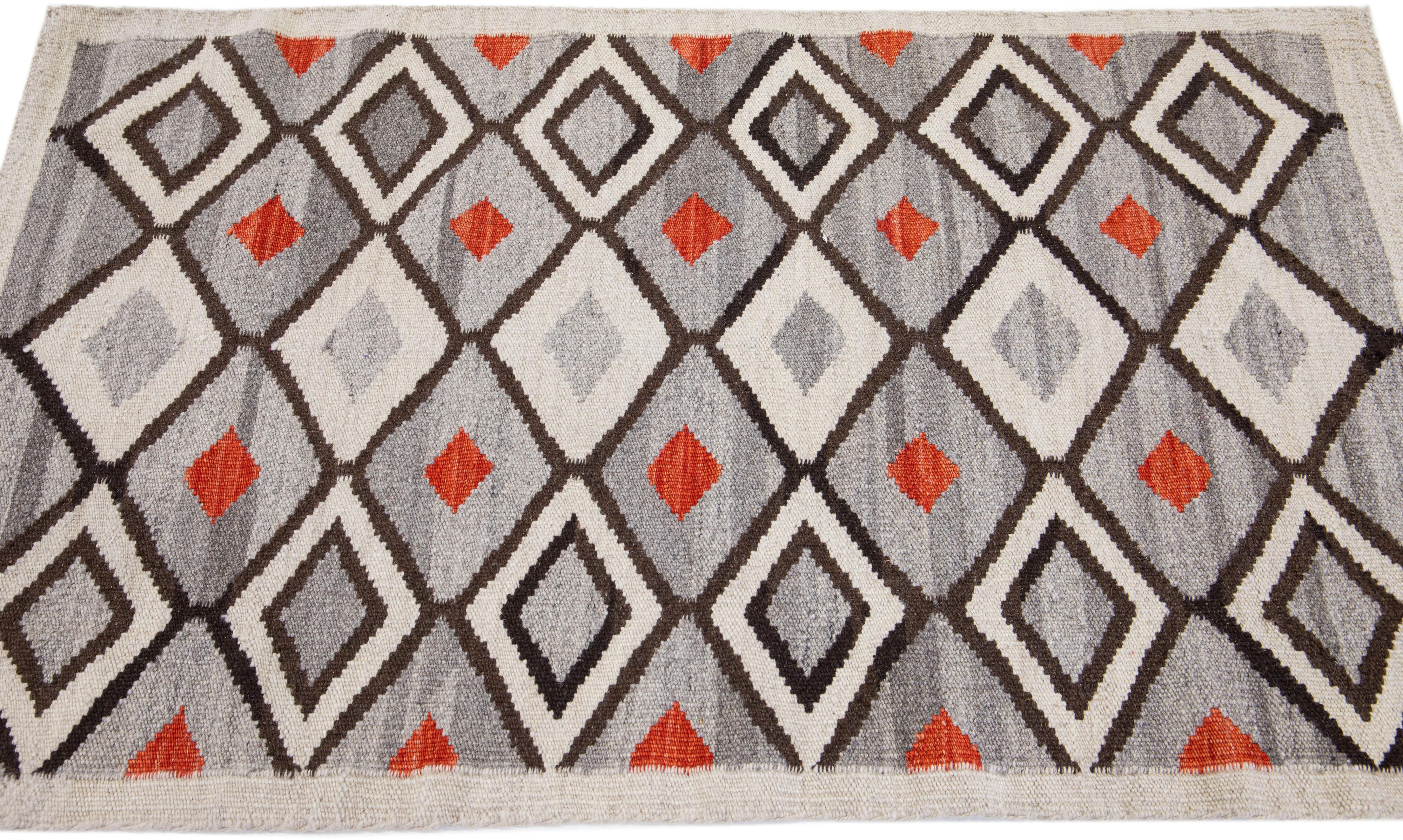 Indien Tapis moderne gris à tissage plat de style sud-ouest avec motif géométrique en vente