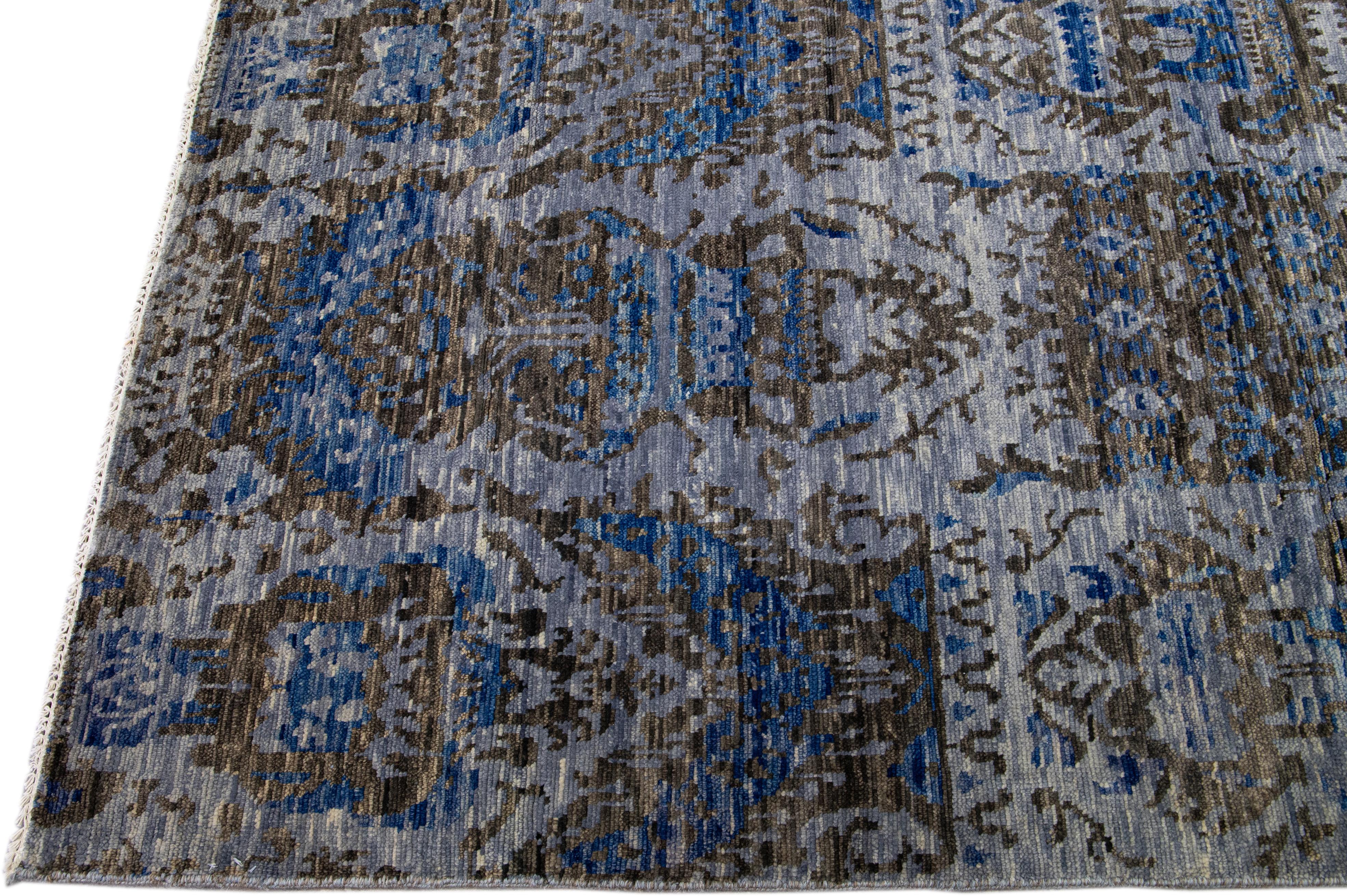 Dunkelgrauer moderner handgefertigter Allover-Design-Teppich aus indischer Wolle (Indisch) im Angebot