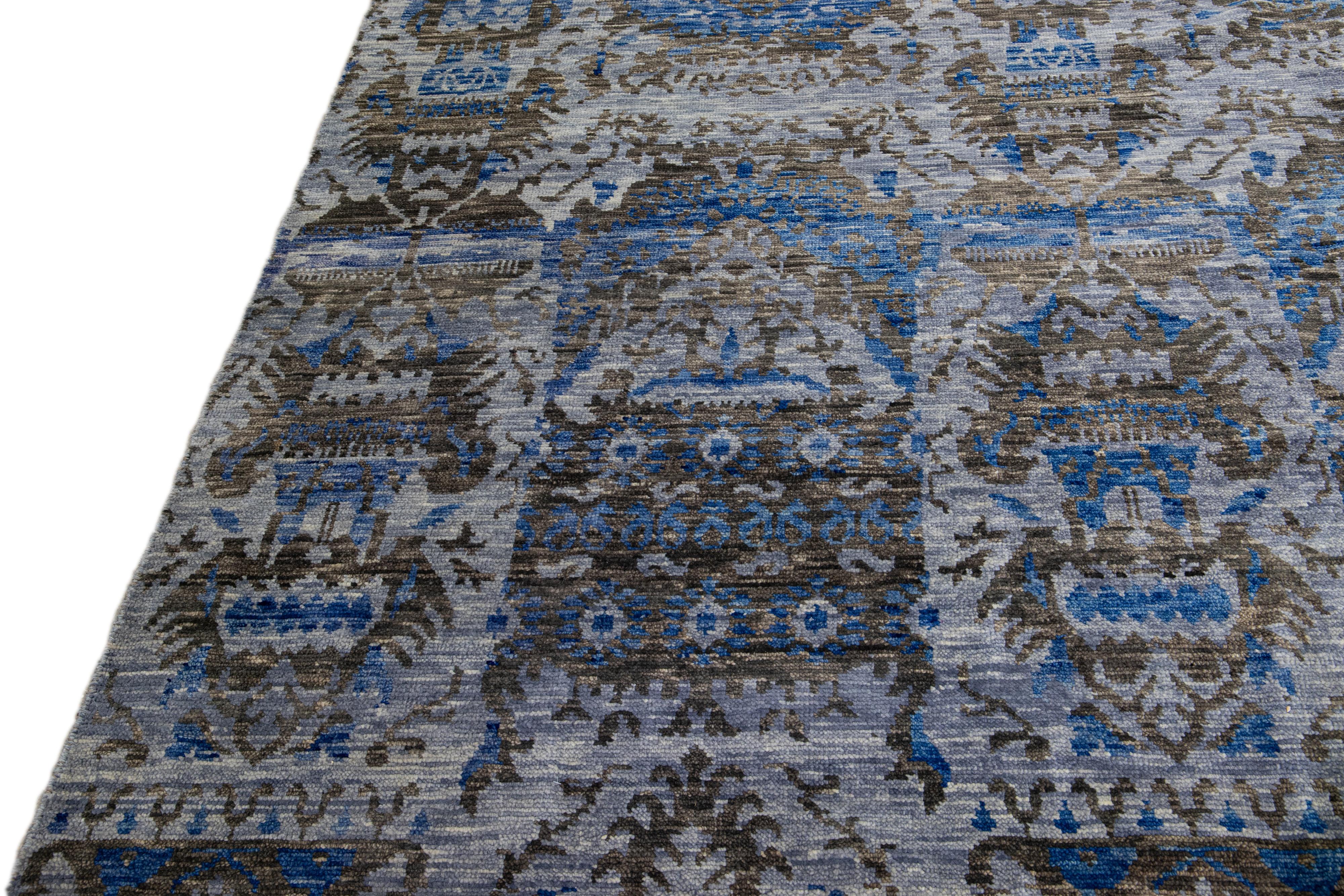 Dunkelgrauer moderner handgefertigter Allover-Design-Teppich aus indischer Wolle im Angebot 1