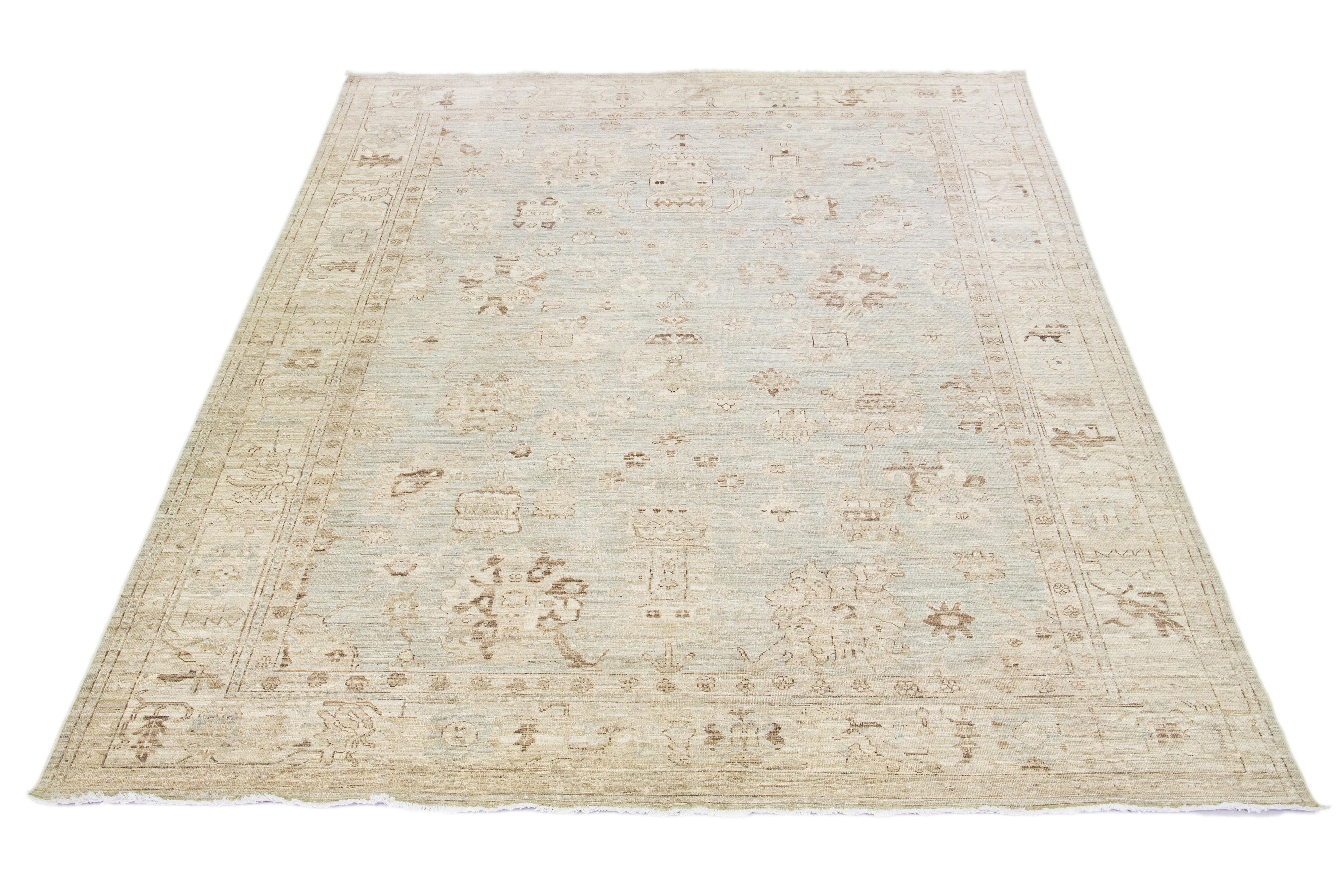 Schöner moderner, handgeknüpfter Oushak-Teppich aus Wolle mit einem grauen Farbfeld. Dieses Stück hat beige und braune Akzentfarben in einem wunderschönen floralen Allover-Muster.

Dieser Teppich misst: 9'10