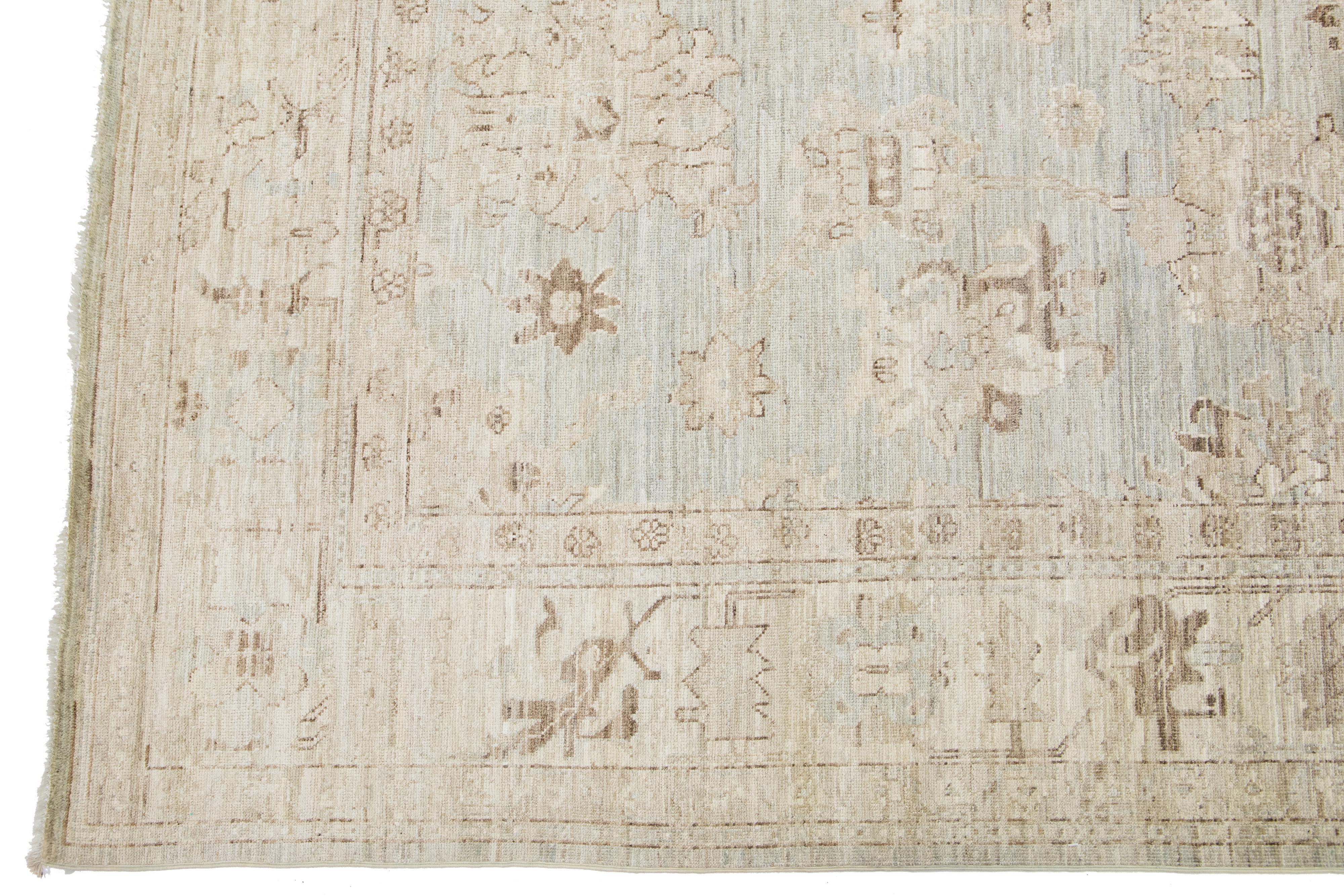 Moderner handgefertigter, geblmter Wollteppich im Oushak-Stil in Grau (Pakistanisch) im Angebot
