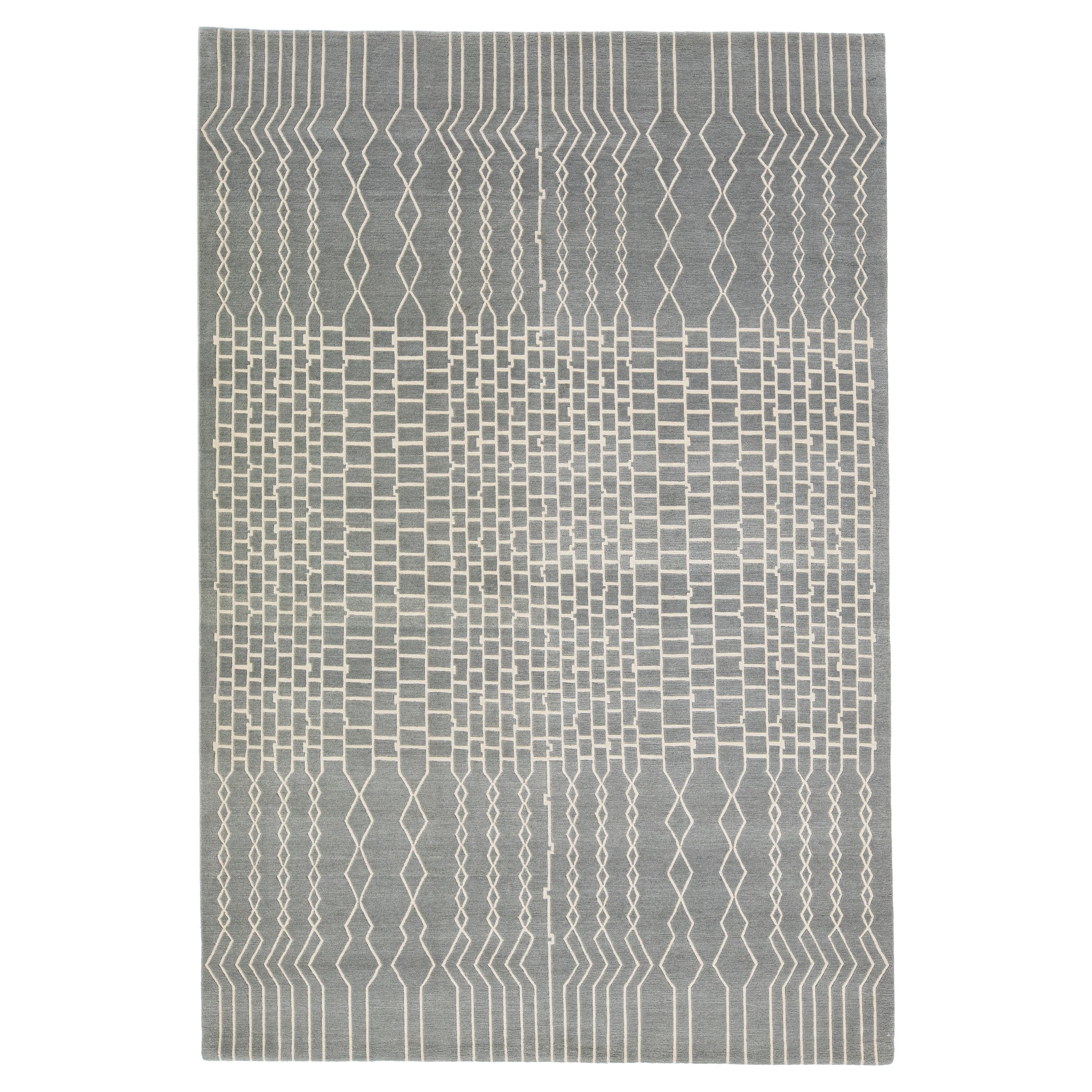 Tapis tibétain en laine et soie, gris, moderne, fait main, à motifs géométriques en vente