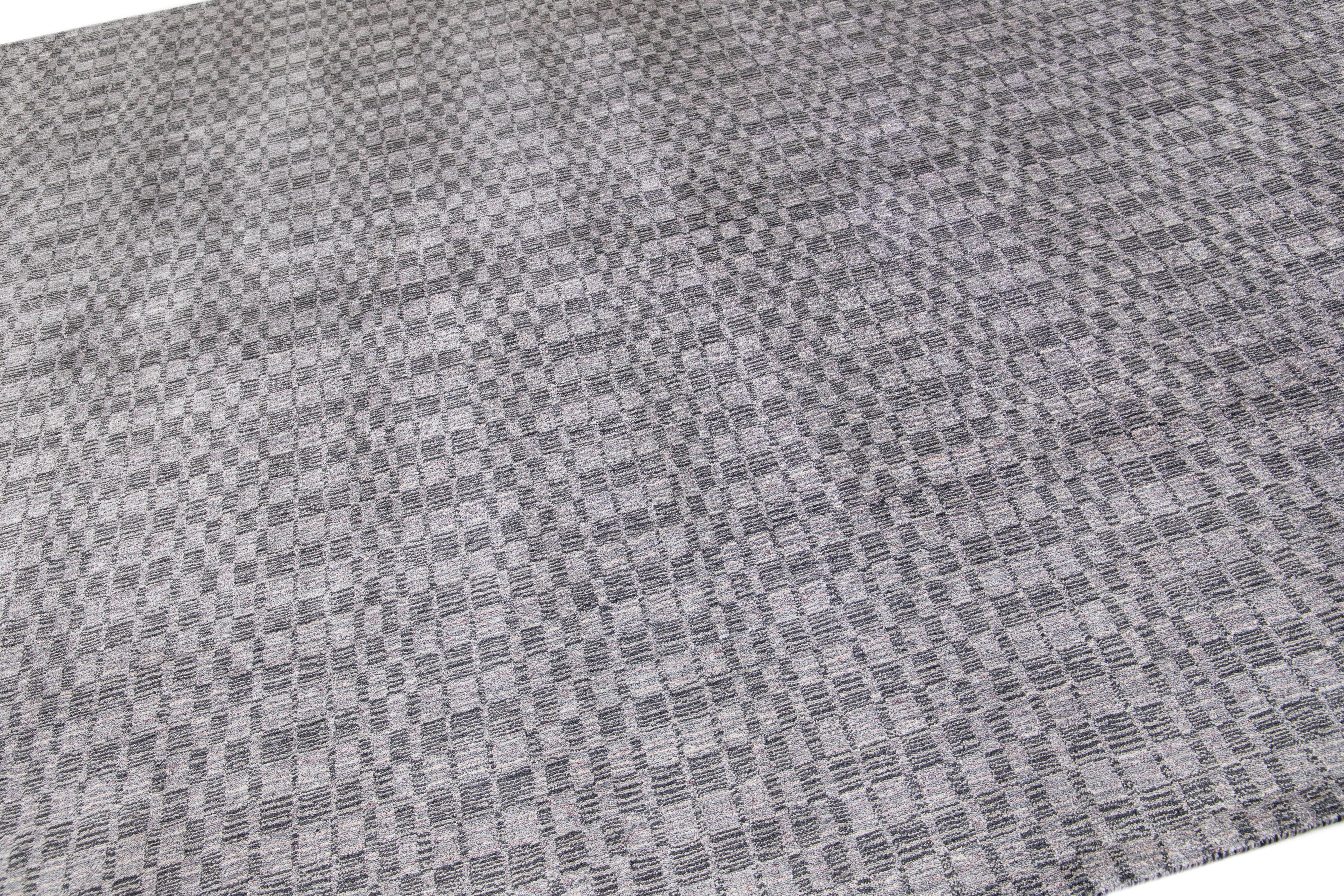 Moderne Tapis moderne gris géométrique en laine et soie fait main en vente