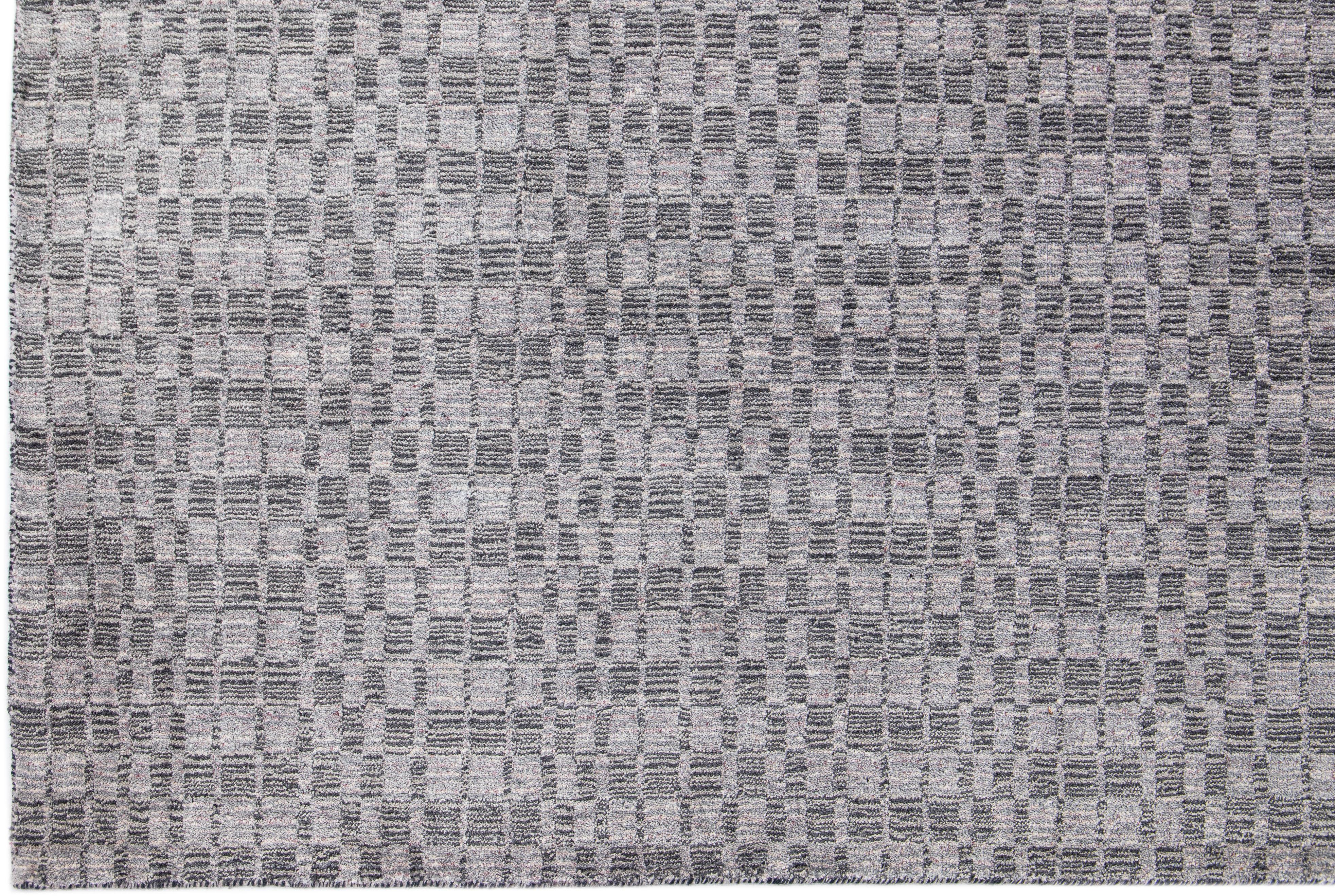Noué à la main Tapis moderne gris géométrique en laine et soie fait main en vente
