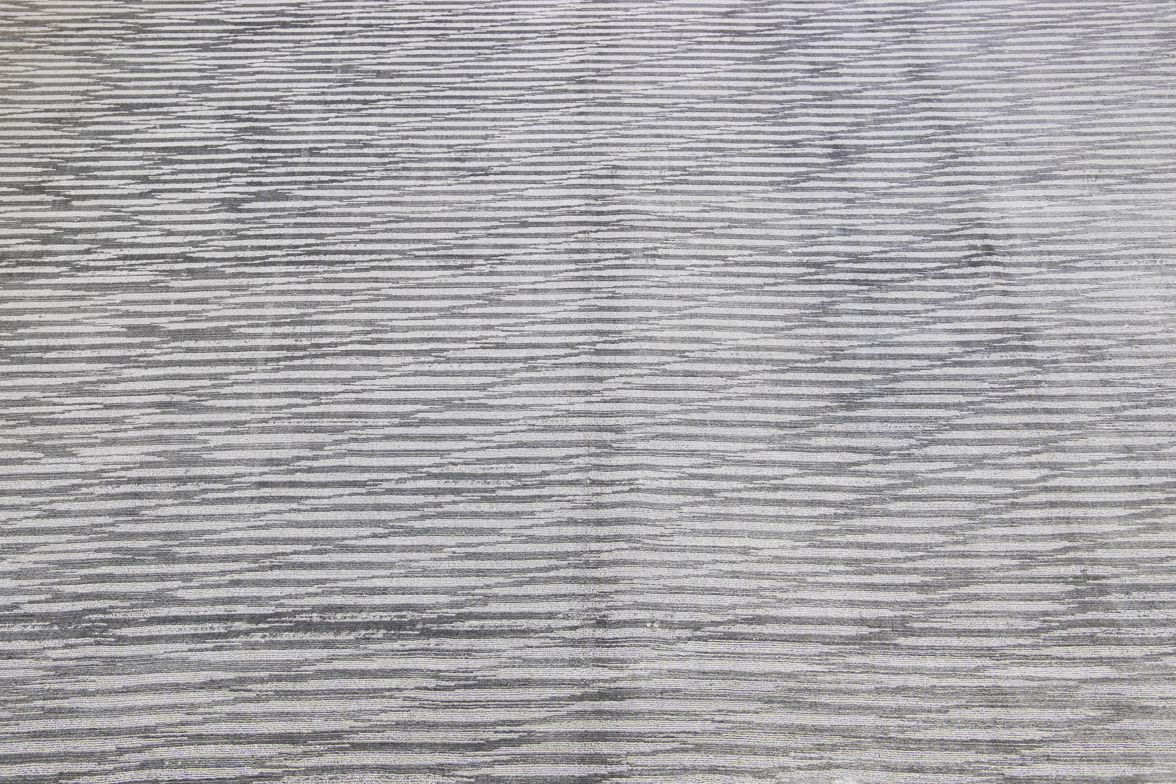 Grauer moderner handgefertigter Woll- und Seidenteppich mit Streifendesign im Zustand „Neu“ im Angebot in Norwalk, CT
