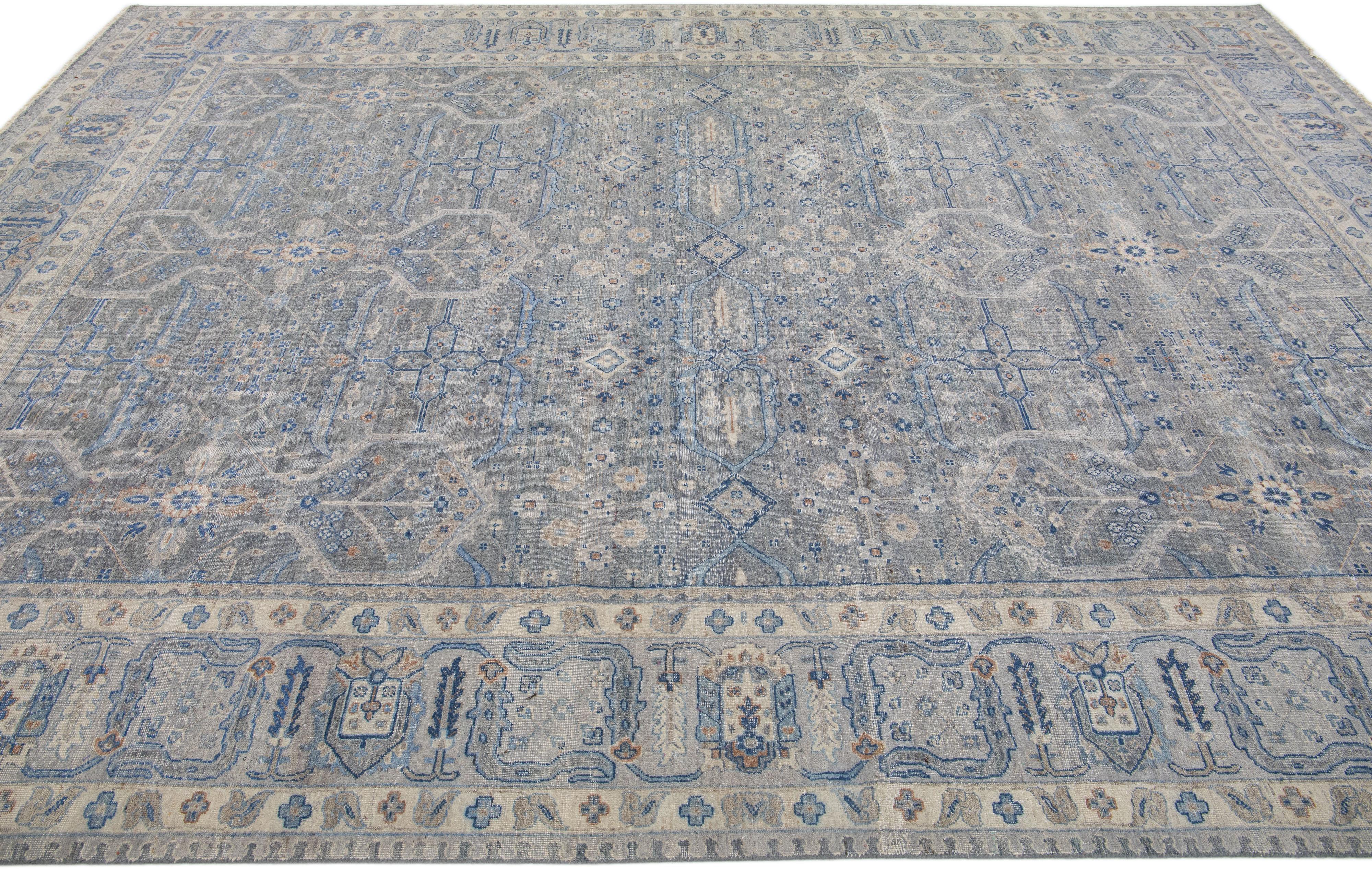 Moderne Tapis indien moderne en laine grise  fleurs fait  la main par Apadana en vente