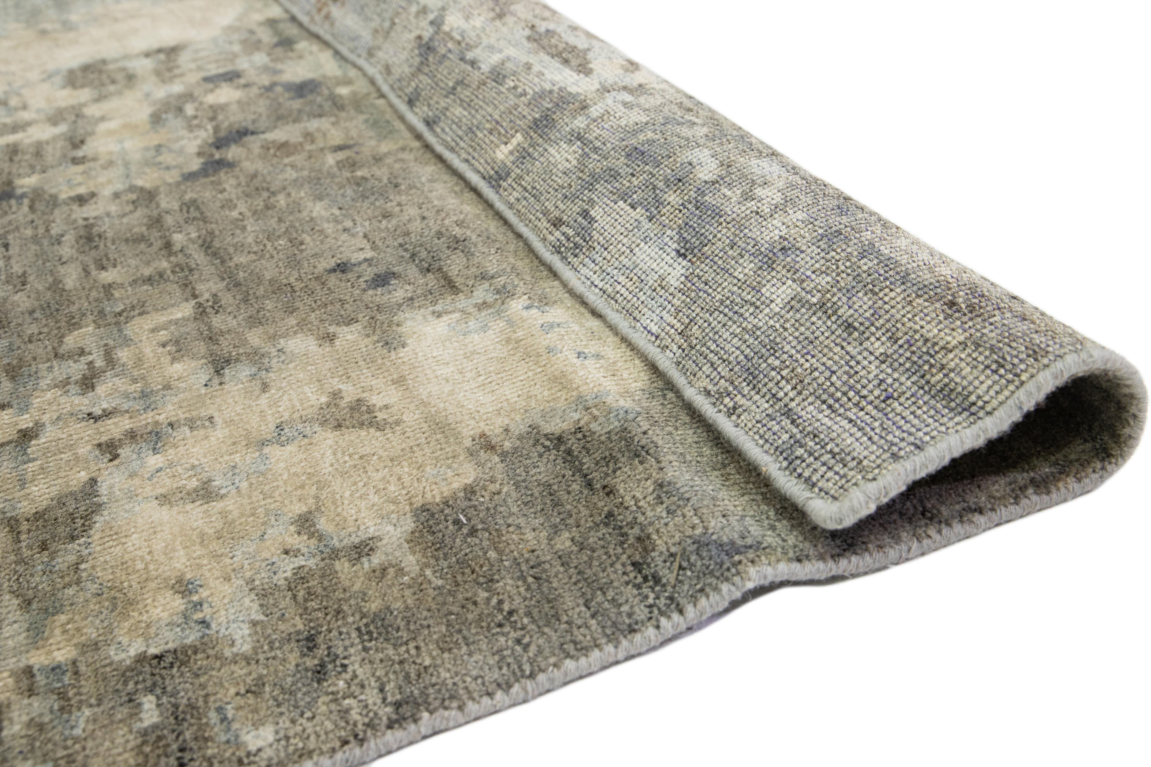 Moderner indischer handgefertigter Teppich aus Wolle und Seide in Grau mit abstraktem Muster (Handgeknüpft) im Angebot