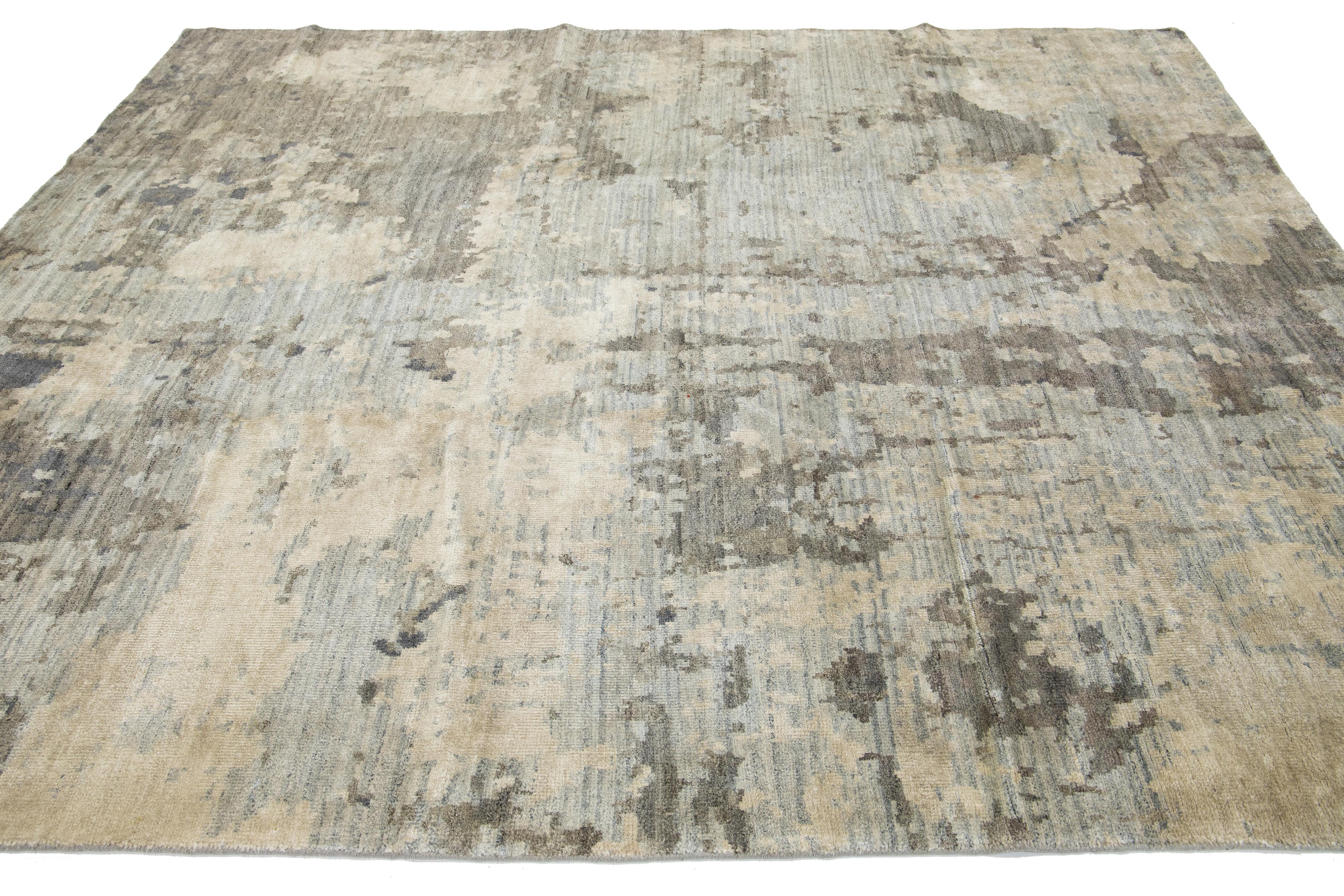 Contemporary Gray Modern Indian Handmade Wool and Silk Rug With Abstract Pattern For Sale