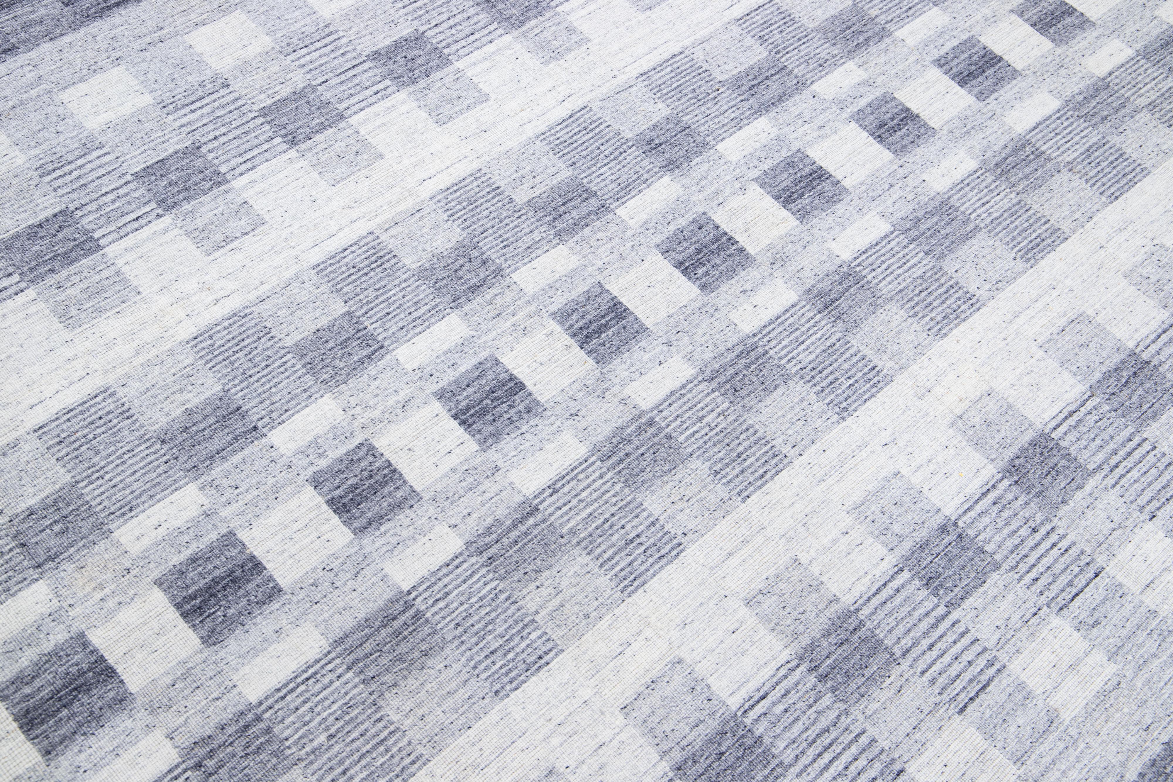 Gray Modern Kilim Flatweave Wool Rug with Geometric Design For Sale 1