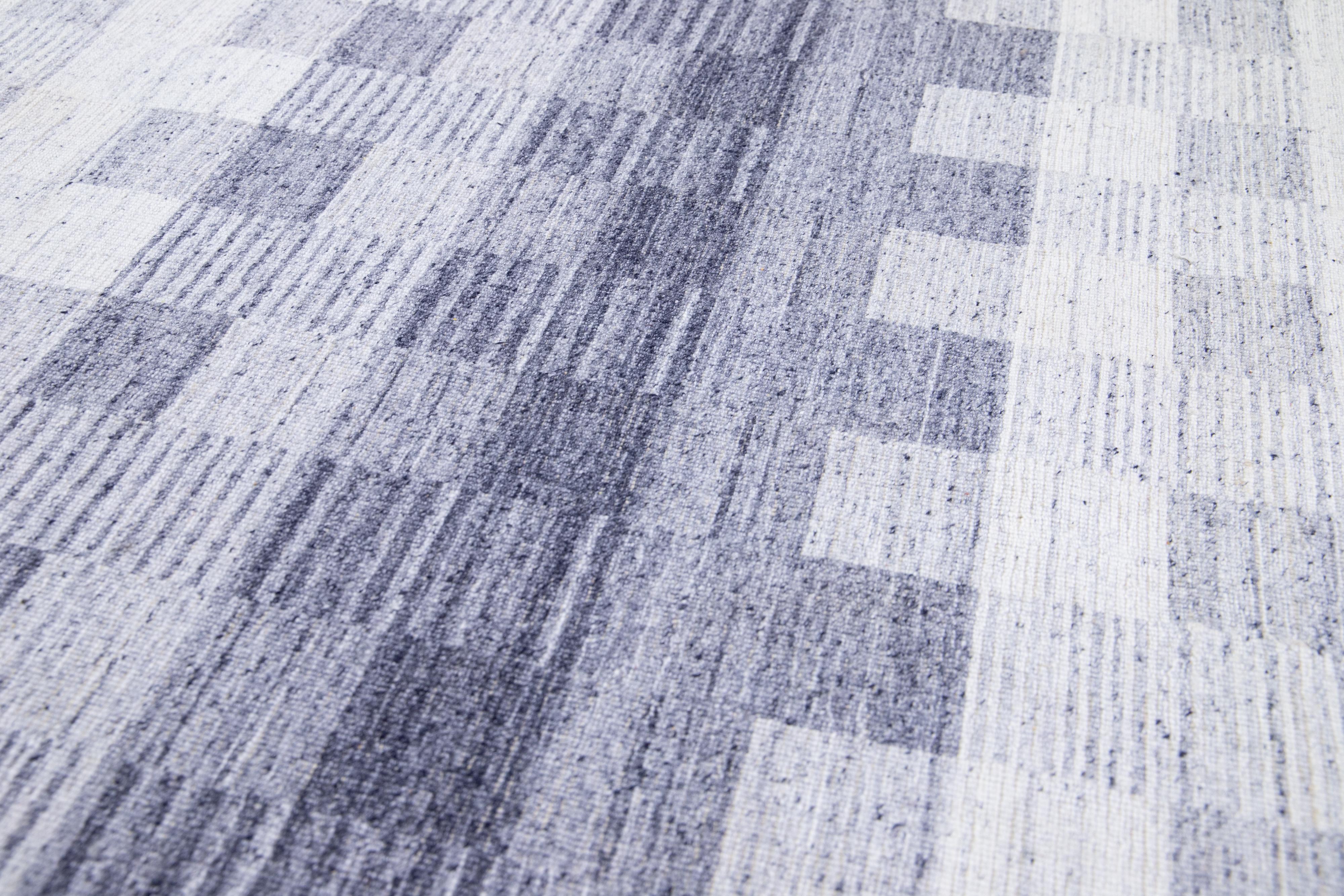 Gray Modern Kilim Flatweave Wool Rug with Geometric Design For Sale 2