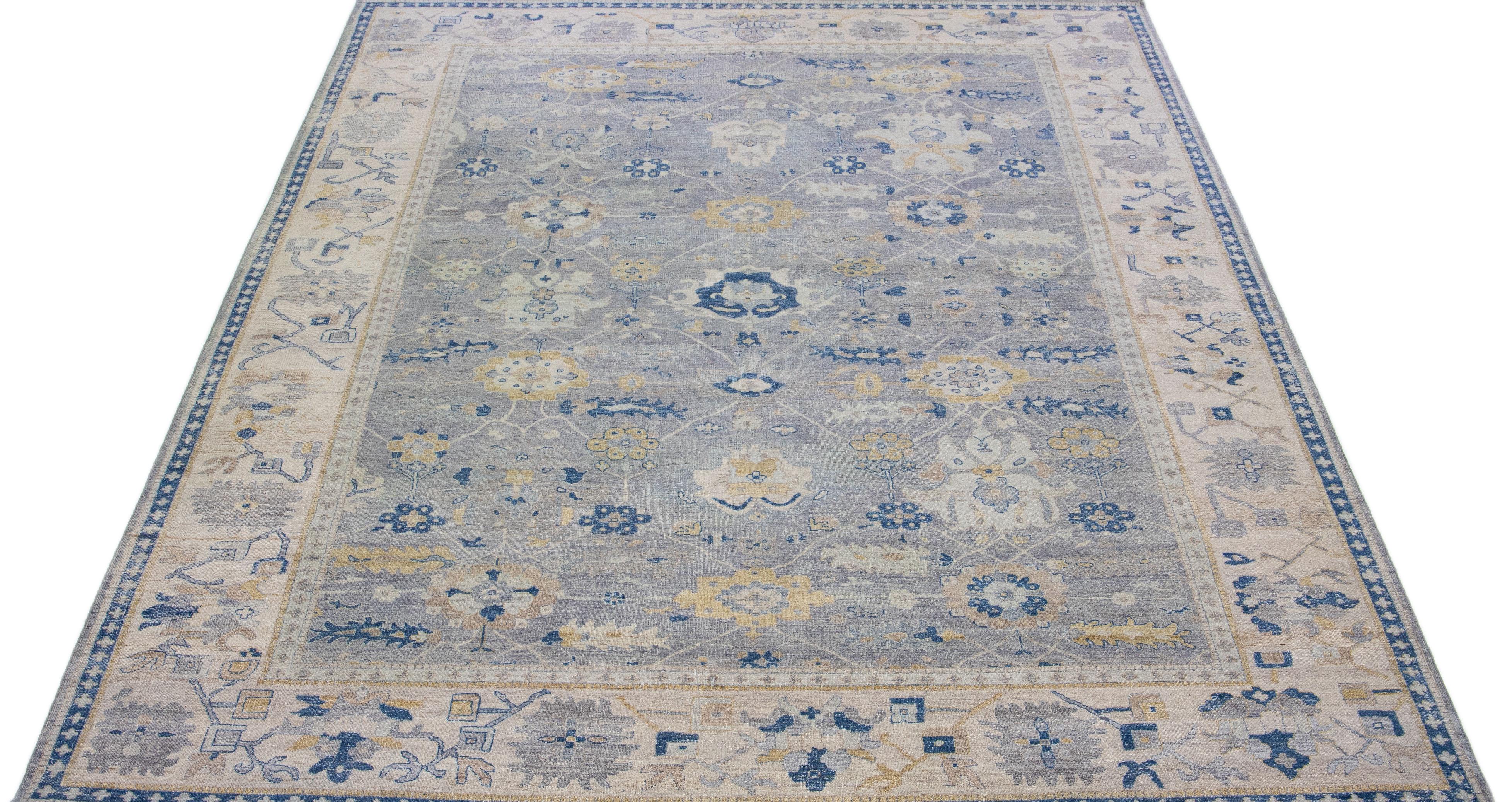 Die Artisan-Linie von Apadana ist eine Neuinterpretation antiker Teppiche, die auf elegante Weise eine auffällige antike Ästhetik in einen Raum bringt. Diese Teppichserie ist ausgesprochen einzigartig und zeigt, wie ein antiker Teppich aussehen