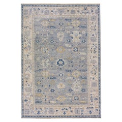 Tapis Mahal moderne en laine indienne grise à fleurs fait à la main par Apadana