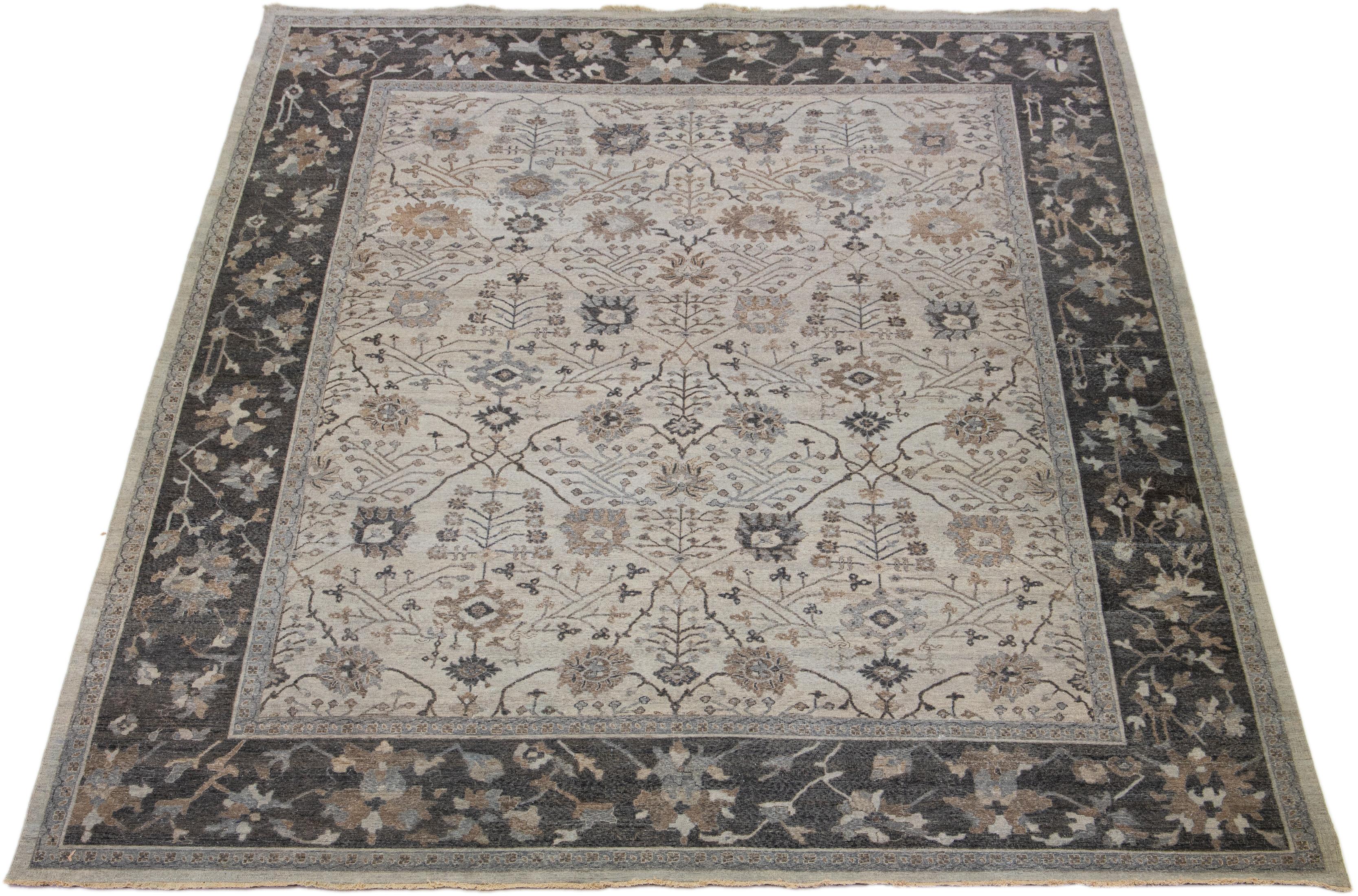 Die Artisan-Linie von Apadana bringt einen exquisiten antiken Stil in jeden Raum. Dieser handgeknüpfte Teppich zeigt ein wunderschönes florales Allover-Muster mit einem grauen Farbschema und mehrfarbigen Akzenten. Es ist 11' 09