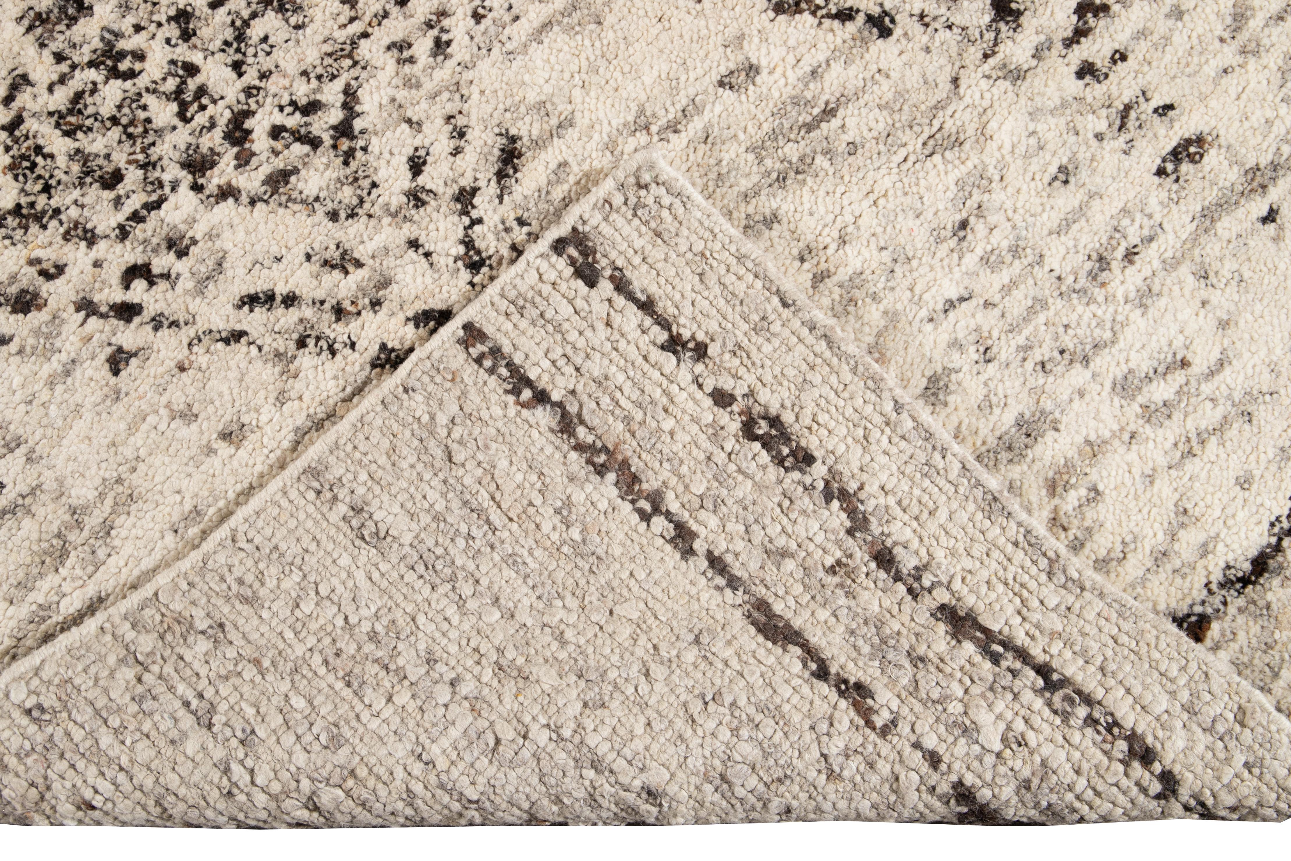 Moderne Tapis en laine gris de style marocain moderne et géométrique en vente