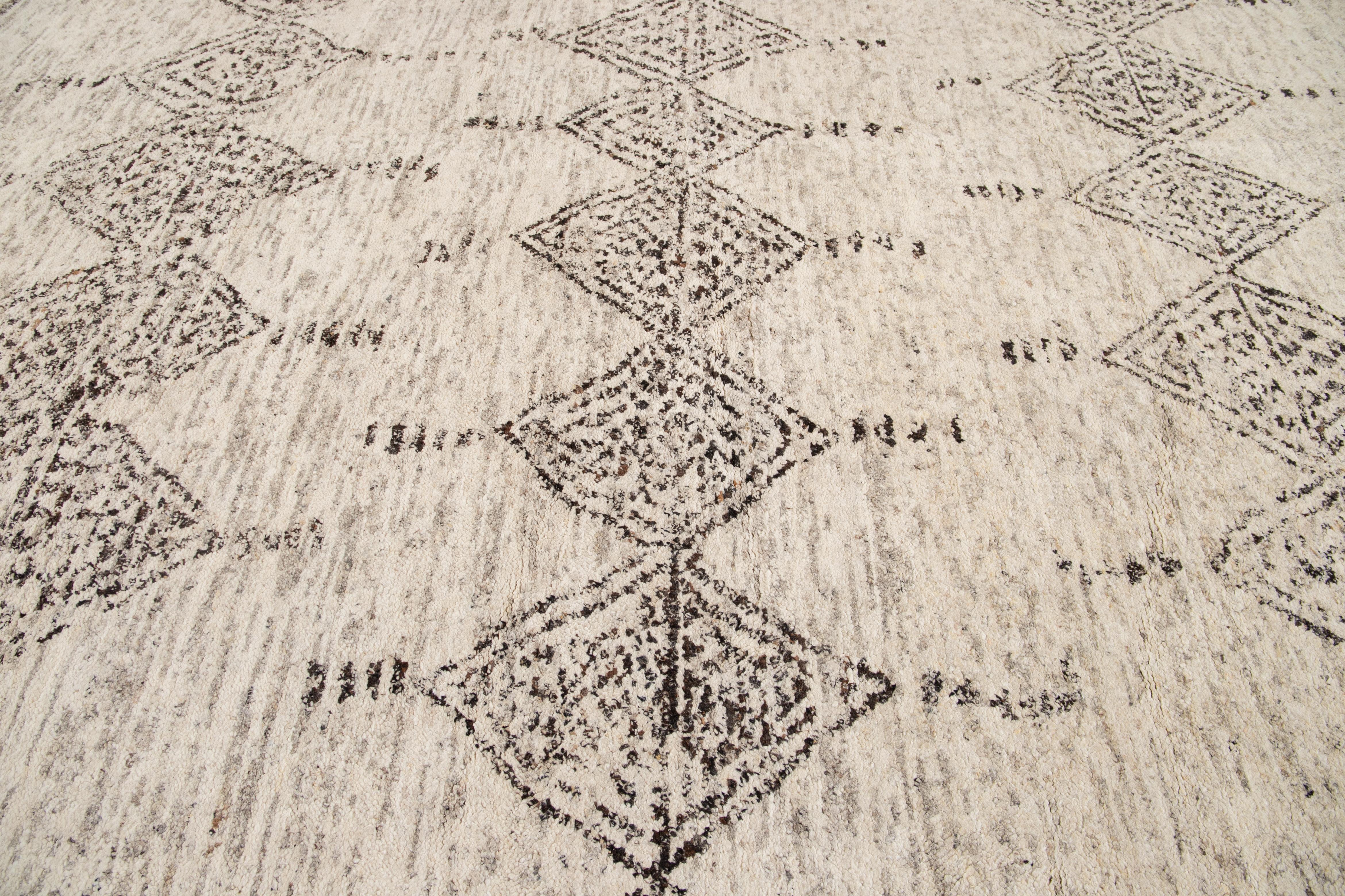 XXIe siècle et contemporain Tapis en laine gris de style marocain moderne et géométrique en vente