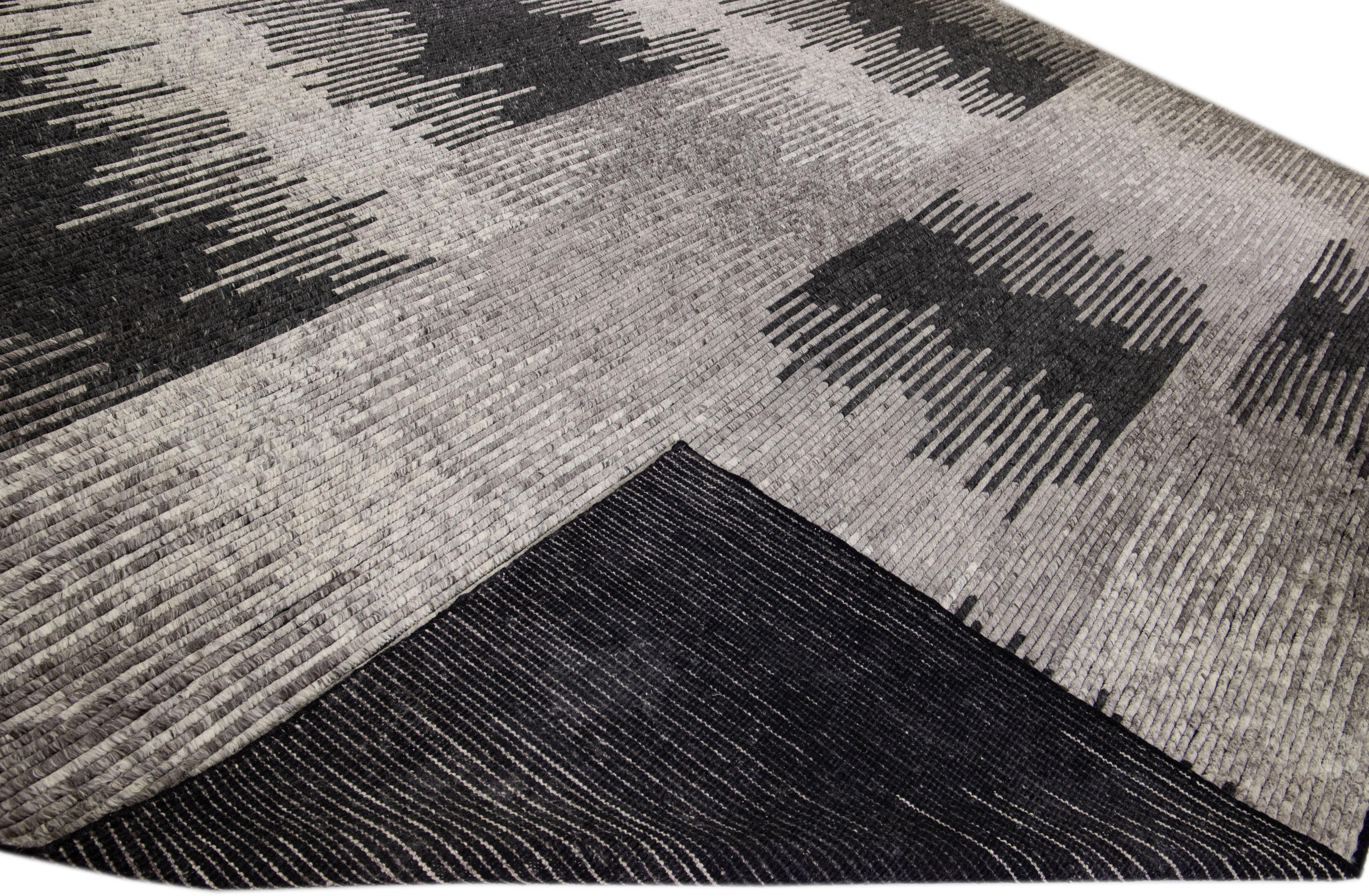Wunderschöner, moderner, handgeknüpfter Wollteppich im marokkanischen Stil mit einem grauen und anthrazitfarbenen Feld in einem wunderschönen geometrischen, abstrakten Motiv.

Dieser Teppich misst: 16' x 18'

Unsere Teppiche werden vor dem