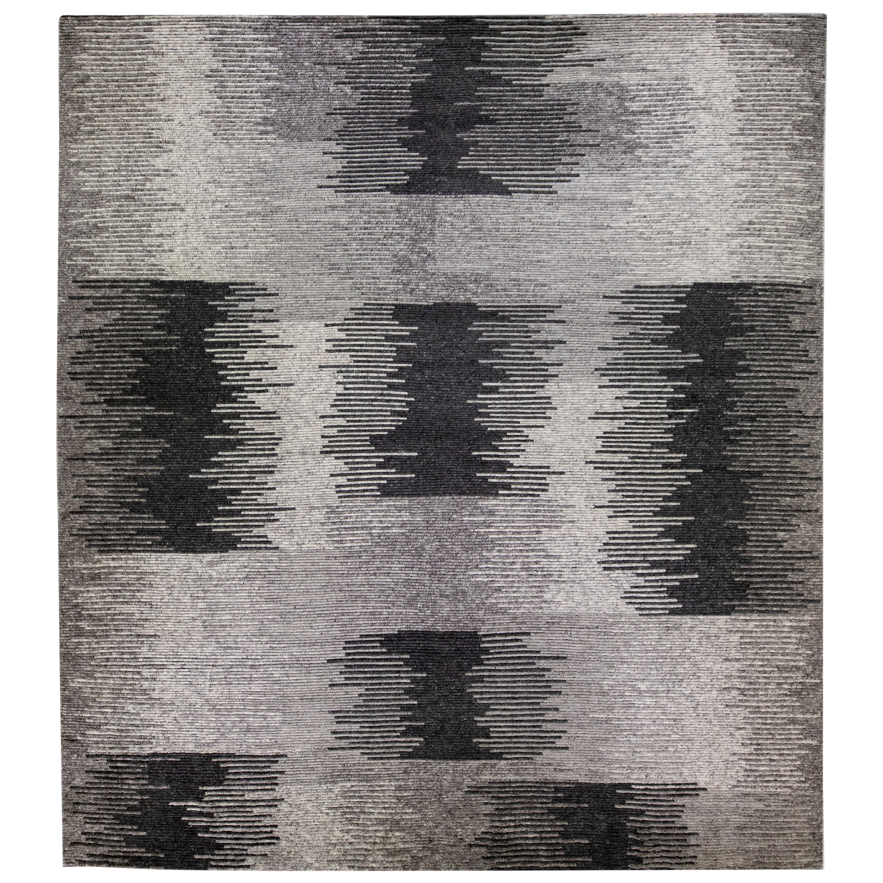 Tapis en laine gris moderne de style marocain, fait à la main, à motif abstrait et surdimensionné