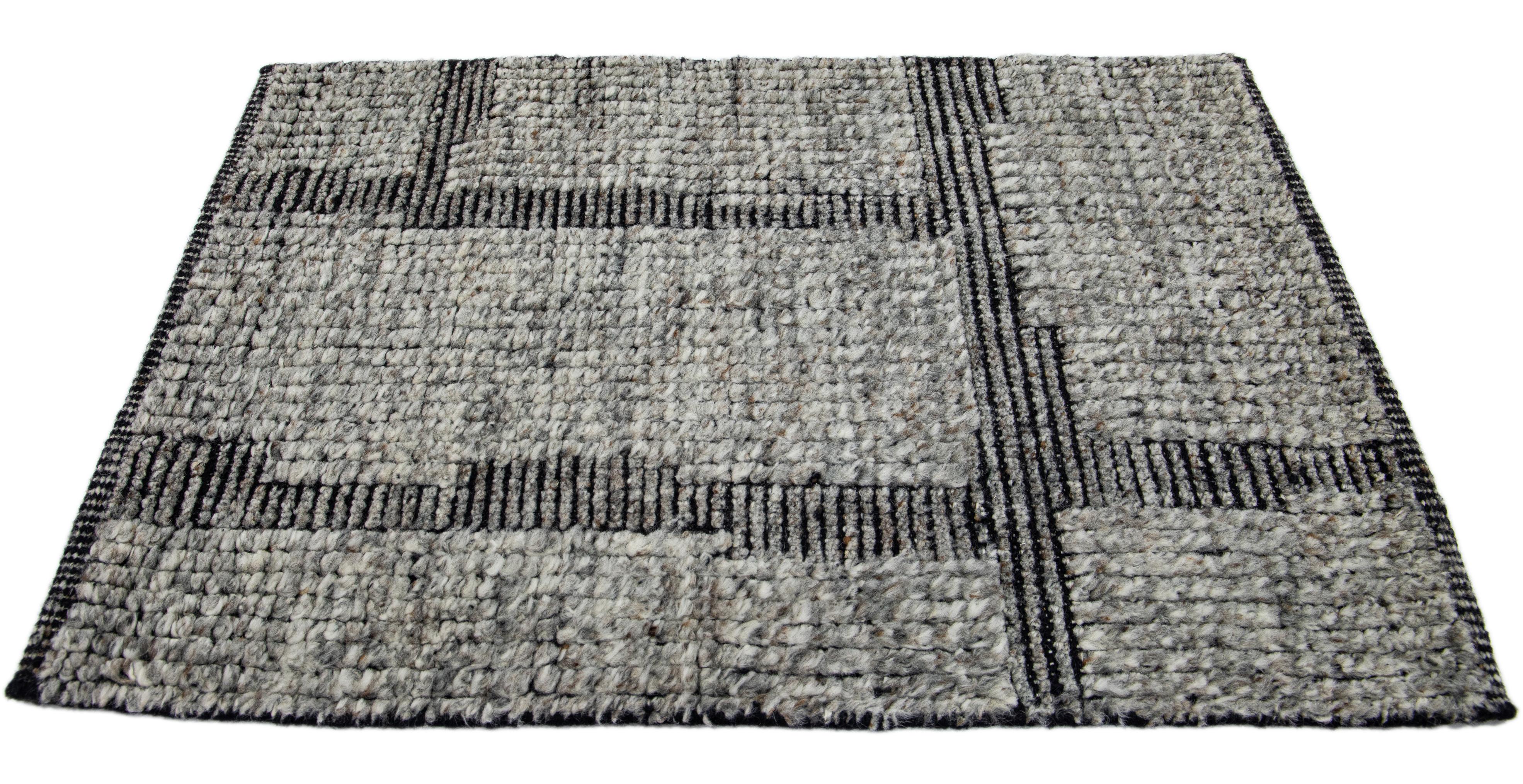 Moderner Wollteppich im marokkanischen Stil von Apadana. Kundenspezifische Größen und Farben auf Bestellung. 

Material: Wolle 
Techniken: Handgeknüpft
Stil: Marokkanisch 
Vorlaufzeit: Ca. 15-16 Wochen verfügbar 
Farben: Wie abgebildet, andere