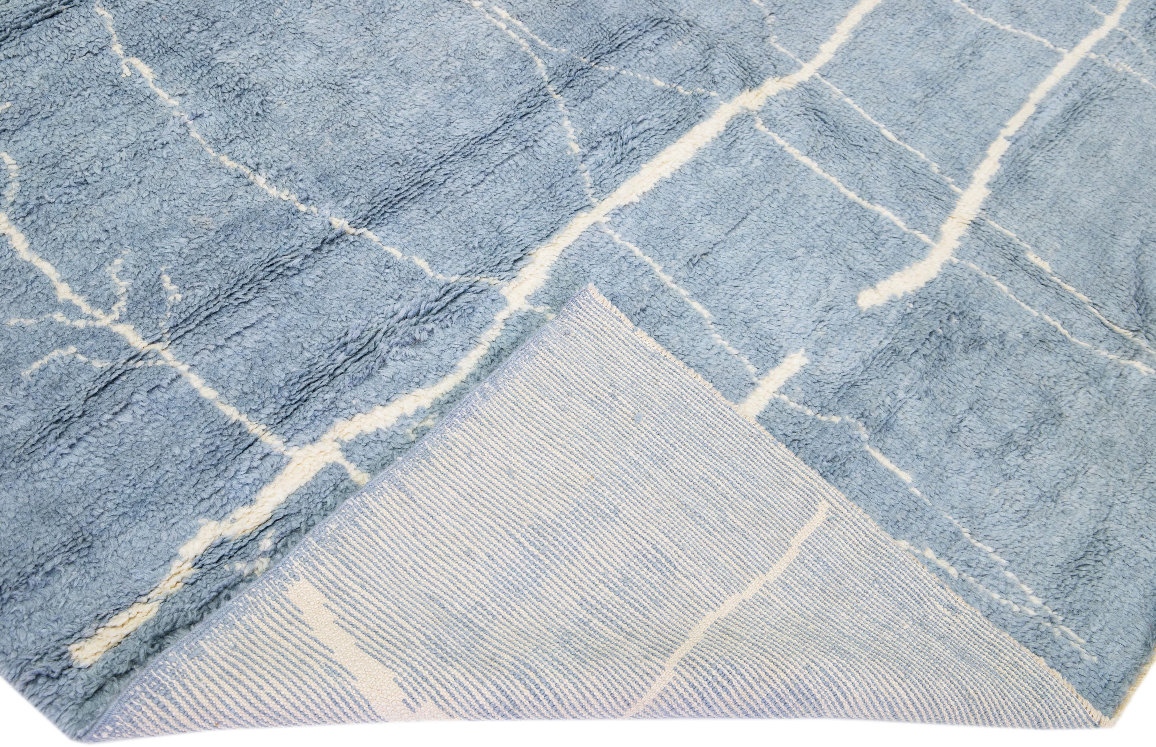 Indiano Tappeto di lana geometrico fatto a mano in stile marocchino moderno e grigio in vendita