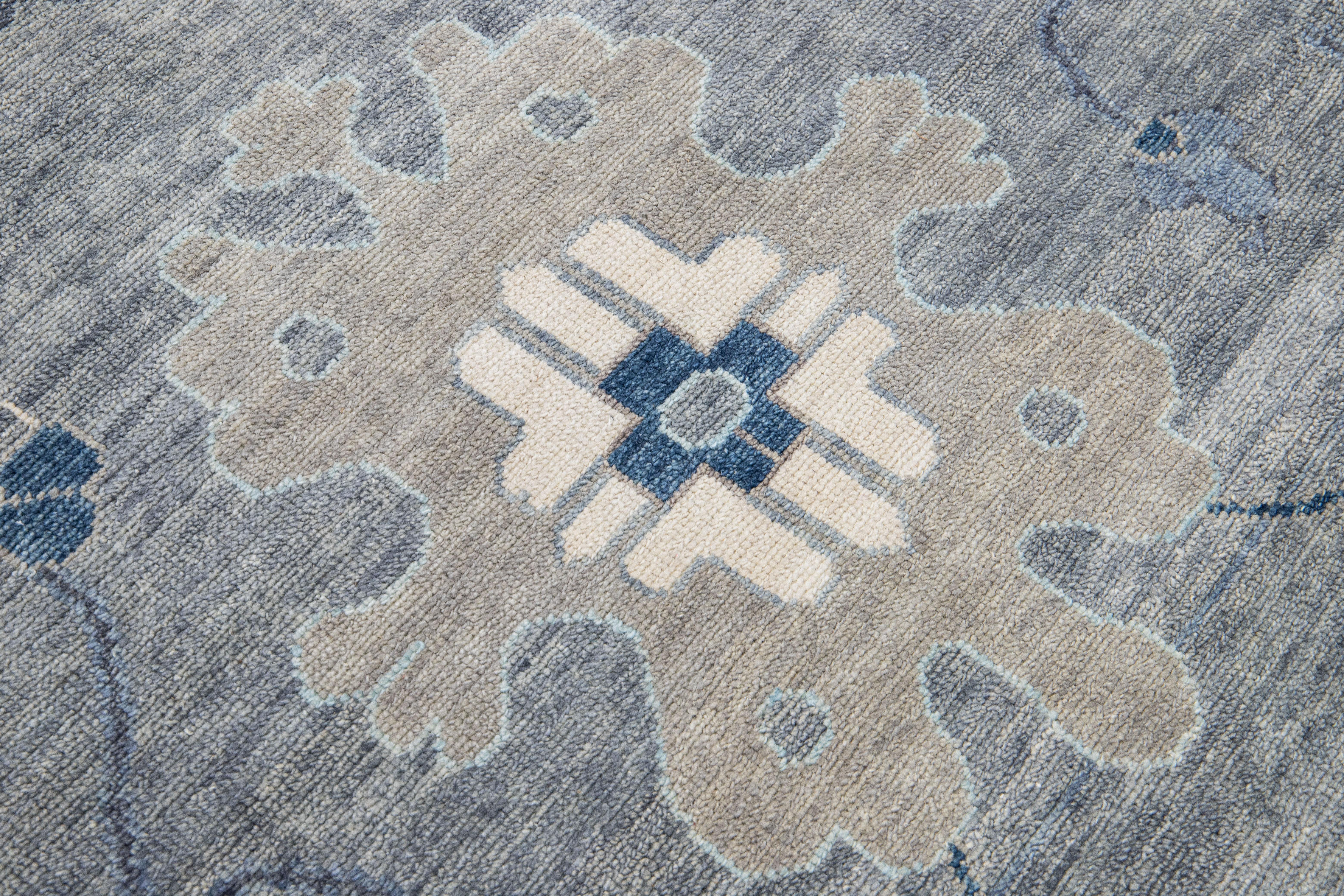 Handgefertigter Oversize-Wollteppich mit Blumenmotiv in Übergröße im modernen Oushak-Stil (21. Jahrhundert und zeitgenössisch) im Angebot