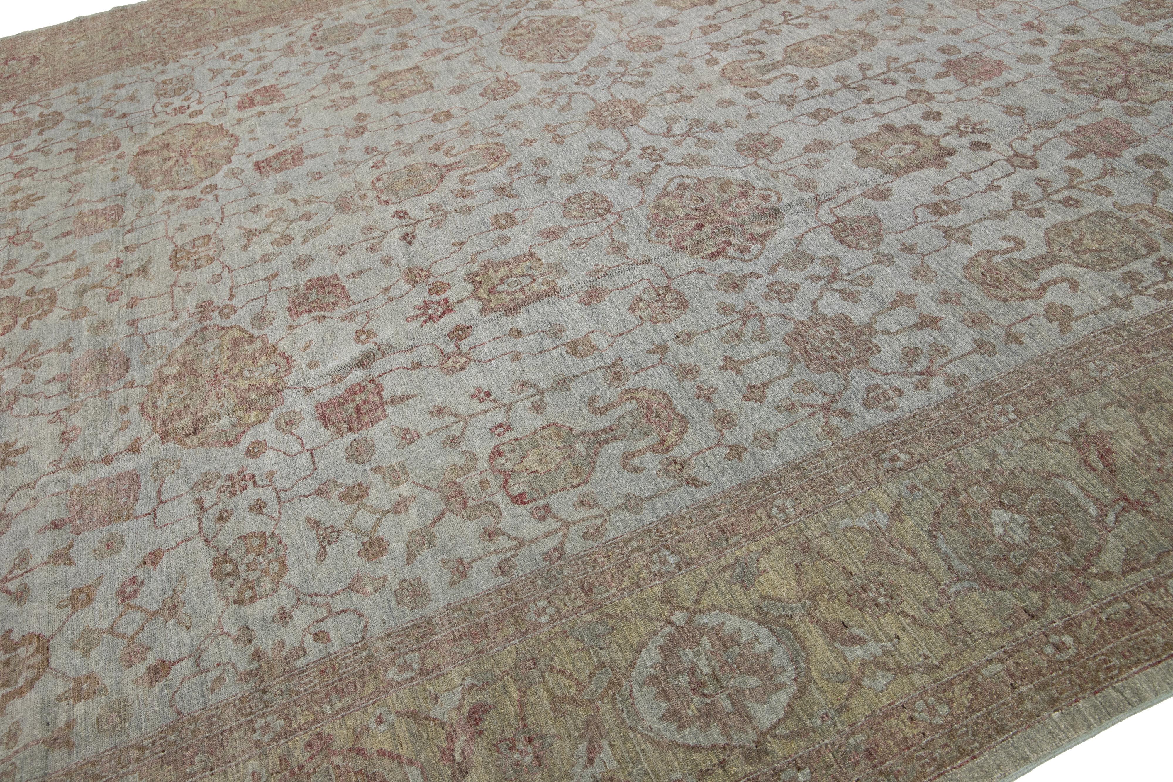 Pakistano Tappeto grigio moderno in lana oversize in stile Oushak con design floreale in vendita