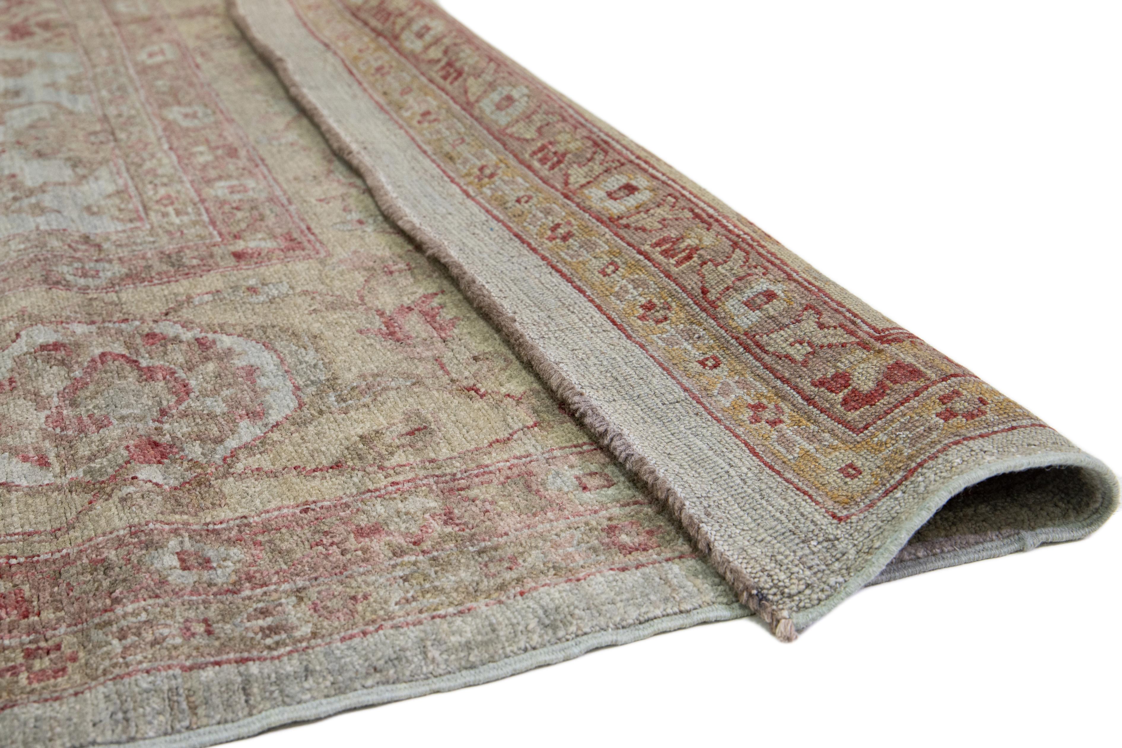 Annodato a mano Tappeto grigio moderno in lana oversize in stile Oushak con design floreale in vendita