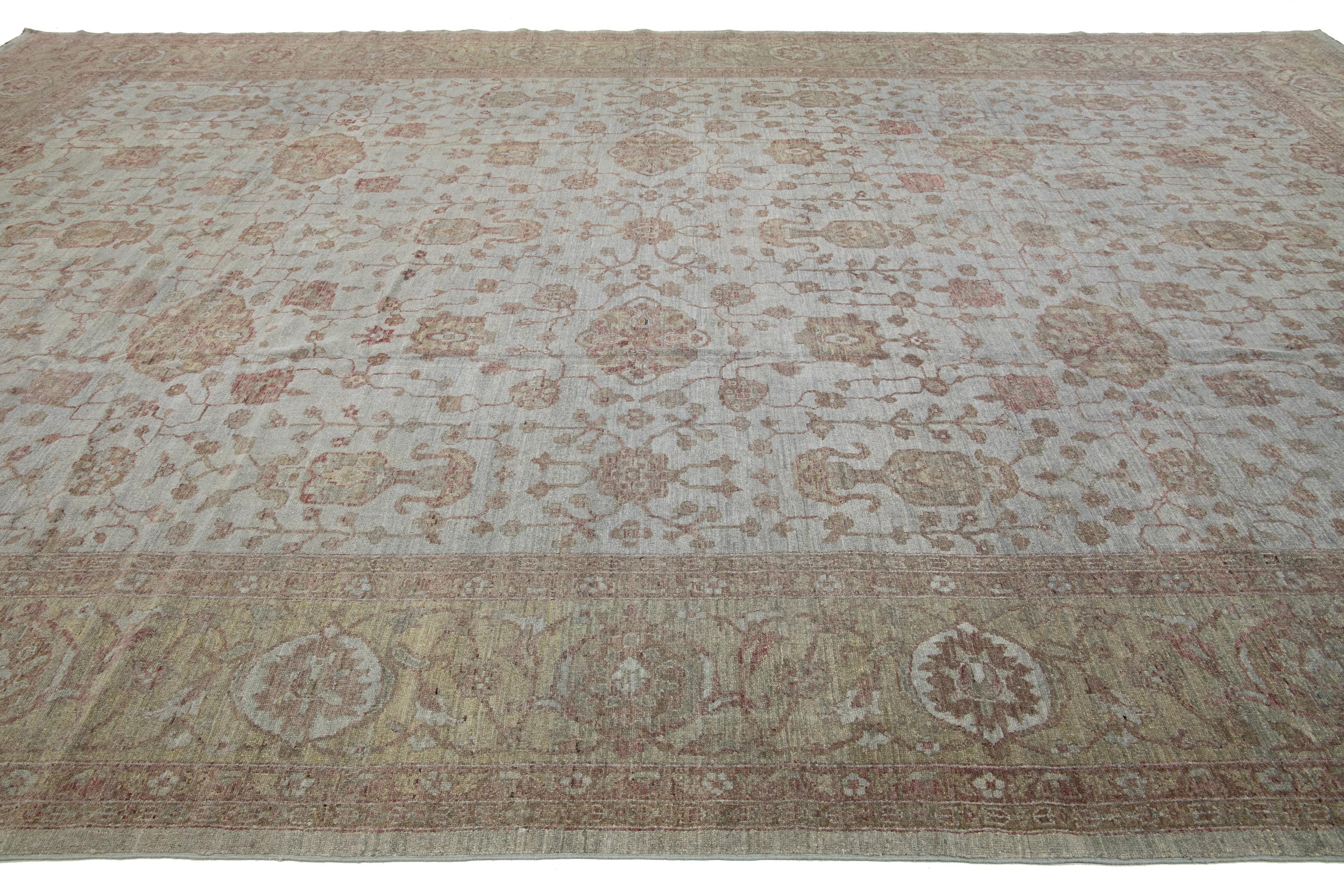 Tappeto grigio moderno in lana oversize in stile Oushak con design floreale In condizioni Nuovo in vendita a Norwalk, CT